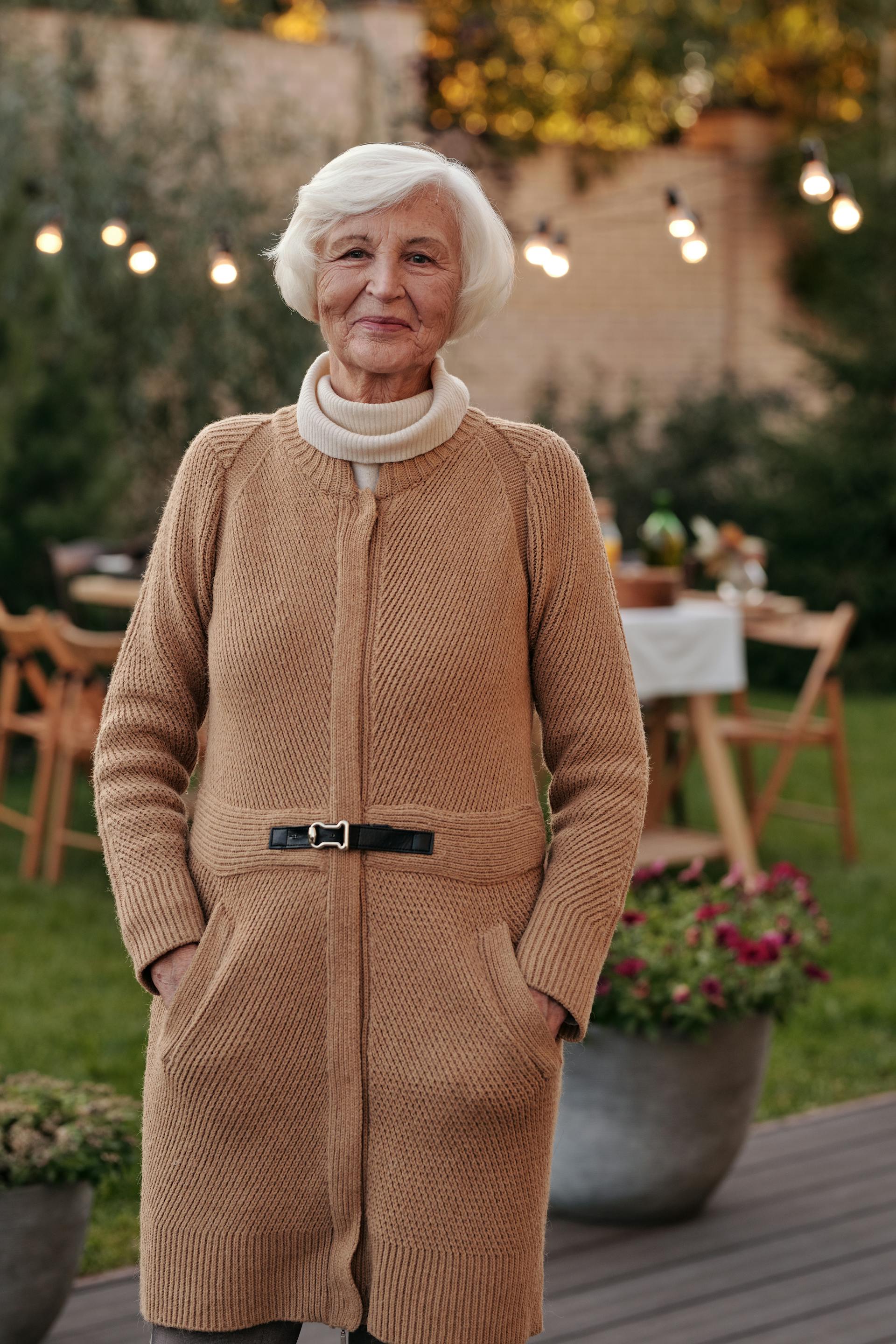 Una anciana sonriente con un abrigo | Foto: Pexels