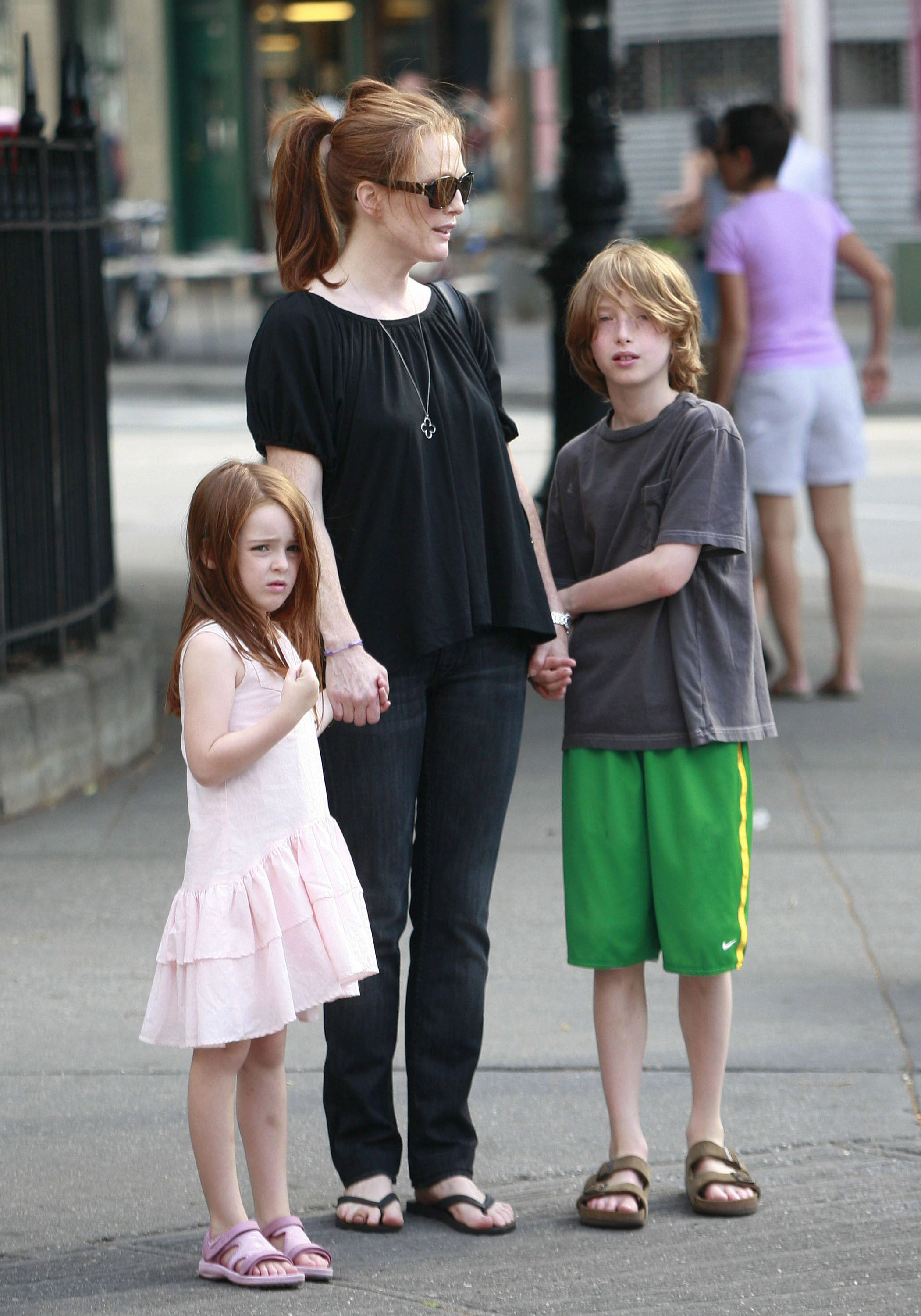 Julianne Moore vista con Caleb y Liv Freundlich el 30 de junio de 2007 | Fuente: Getty Images