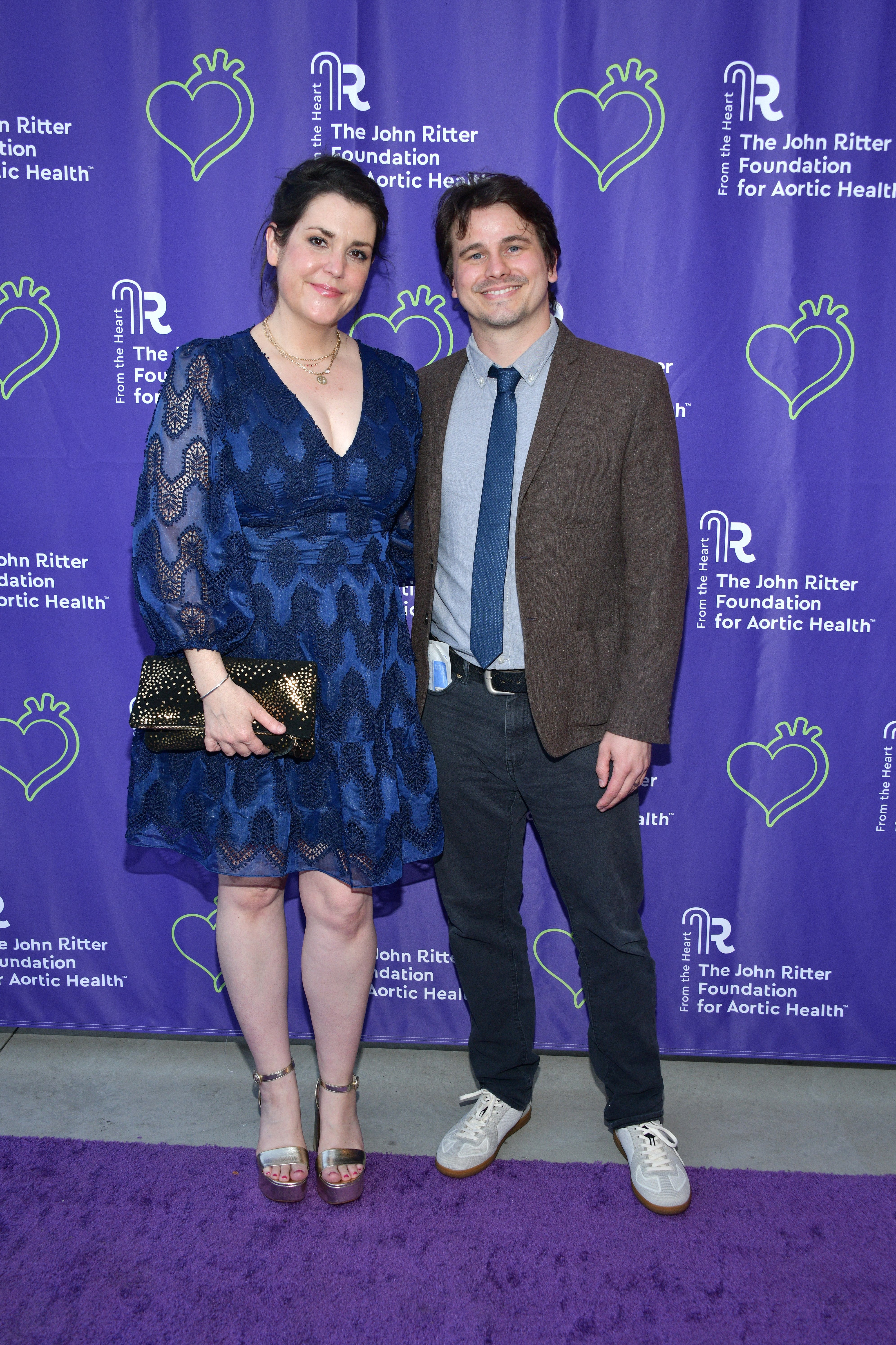 La actriz Melanie Lynskey y el actor Jason Ritter en la Gala Evening from the Heart LA 2022 en Valley Relics Museum, Van Nuys, California, el 5 de mayo de 2022. | Foto: Getty Images