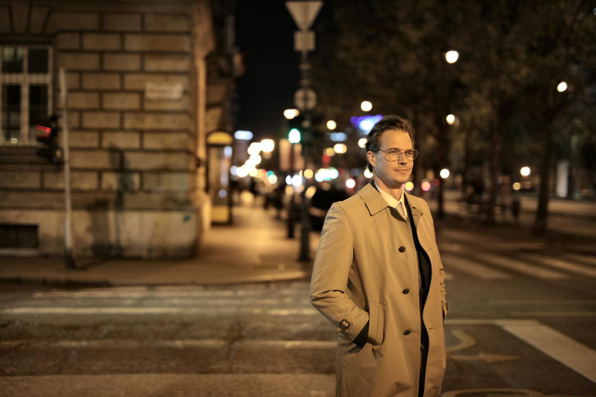 Un hombre parado en la calle por la noche | Fuente: Pexels