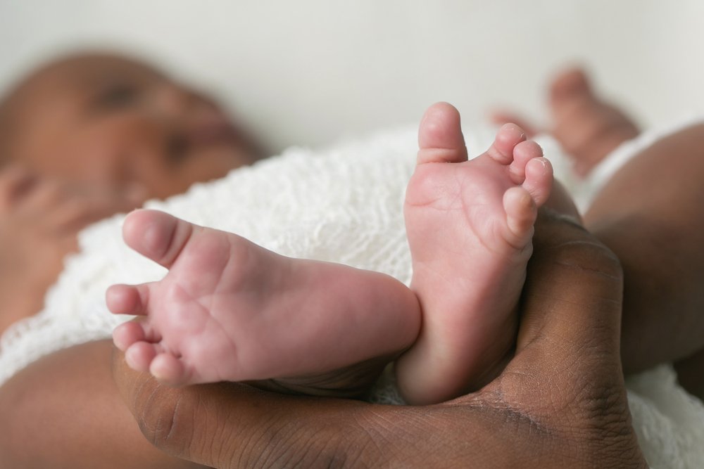 Pies de un recién nacido en la sala de la maternidad. | Foto: Shutterstock