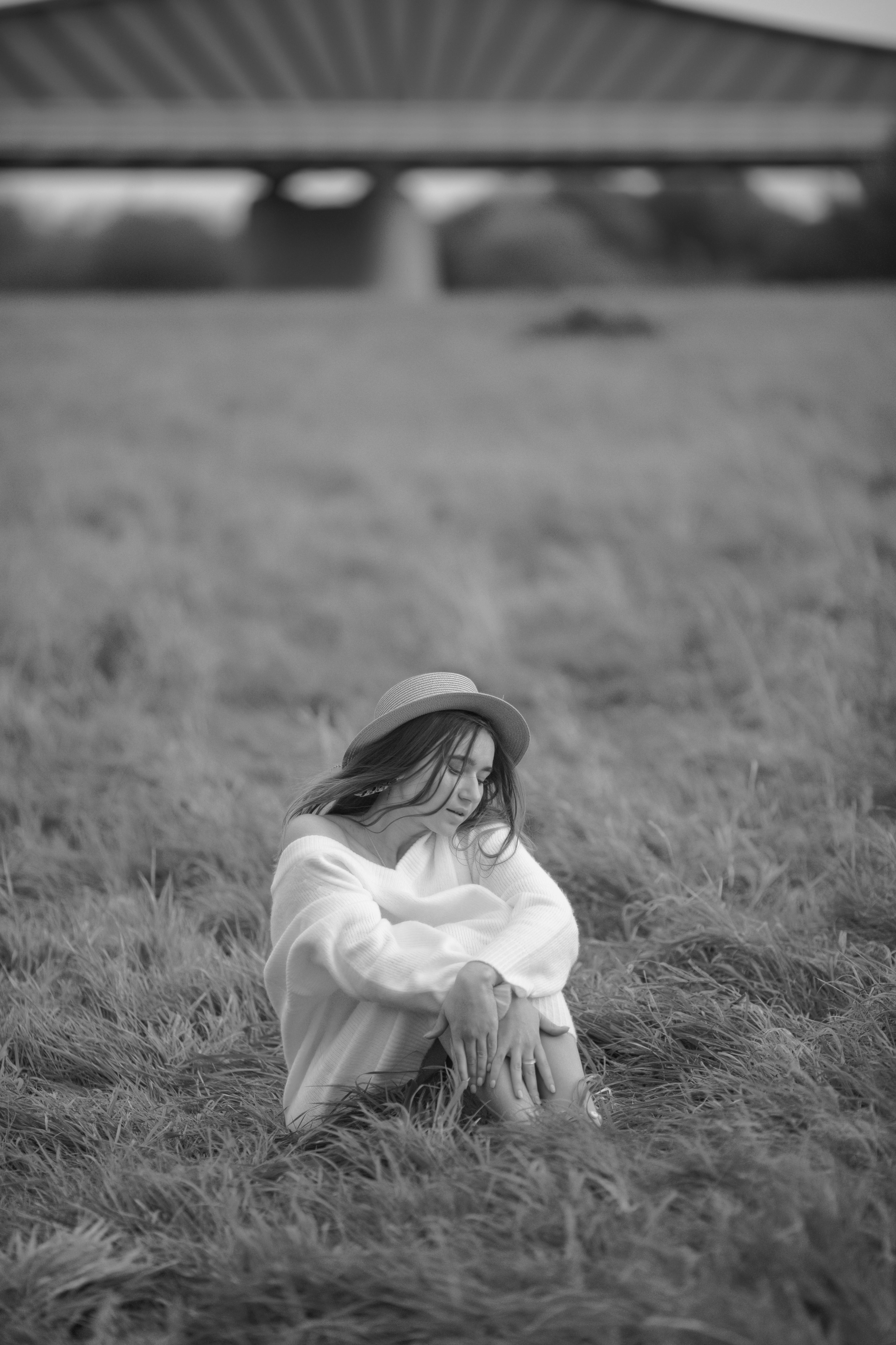 Mujer triste en un campo | Fuente: Pexels