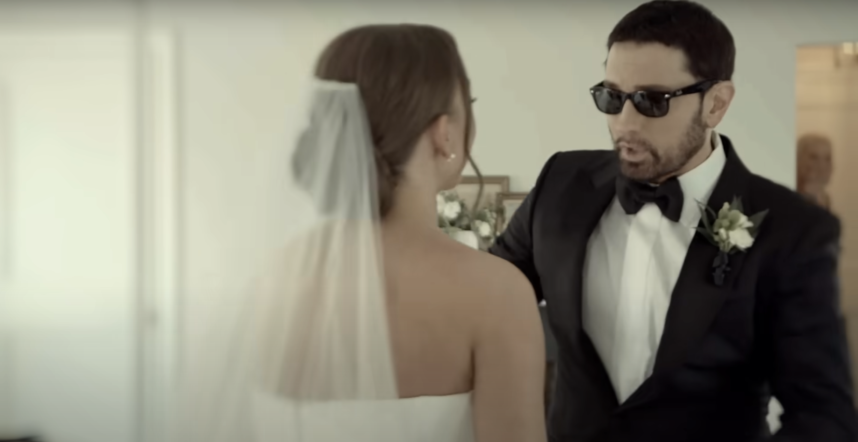 Eminem y Hailie Jade en su boda en un clip subido el 3 de octubre de 2024 | Fuente: YouTube/EminemMusic