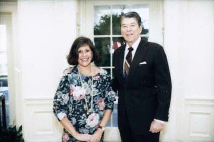 Foto de despedida del presidente Ronald Reagan y Carol McCain, en la Casa Blanca | Imagen: Wikimedia