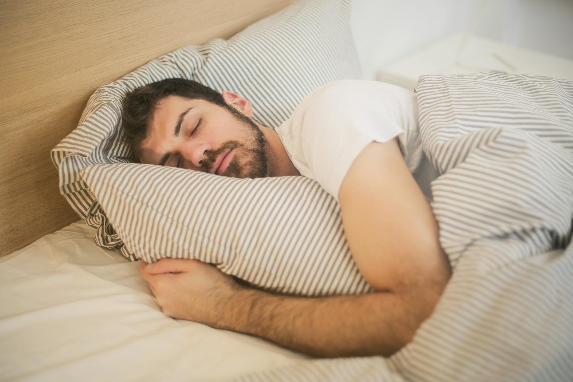 Hombre durmiendo en una cama. Imagen con fines ilustrativos | Foto: Pexels Pexels