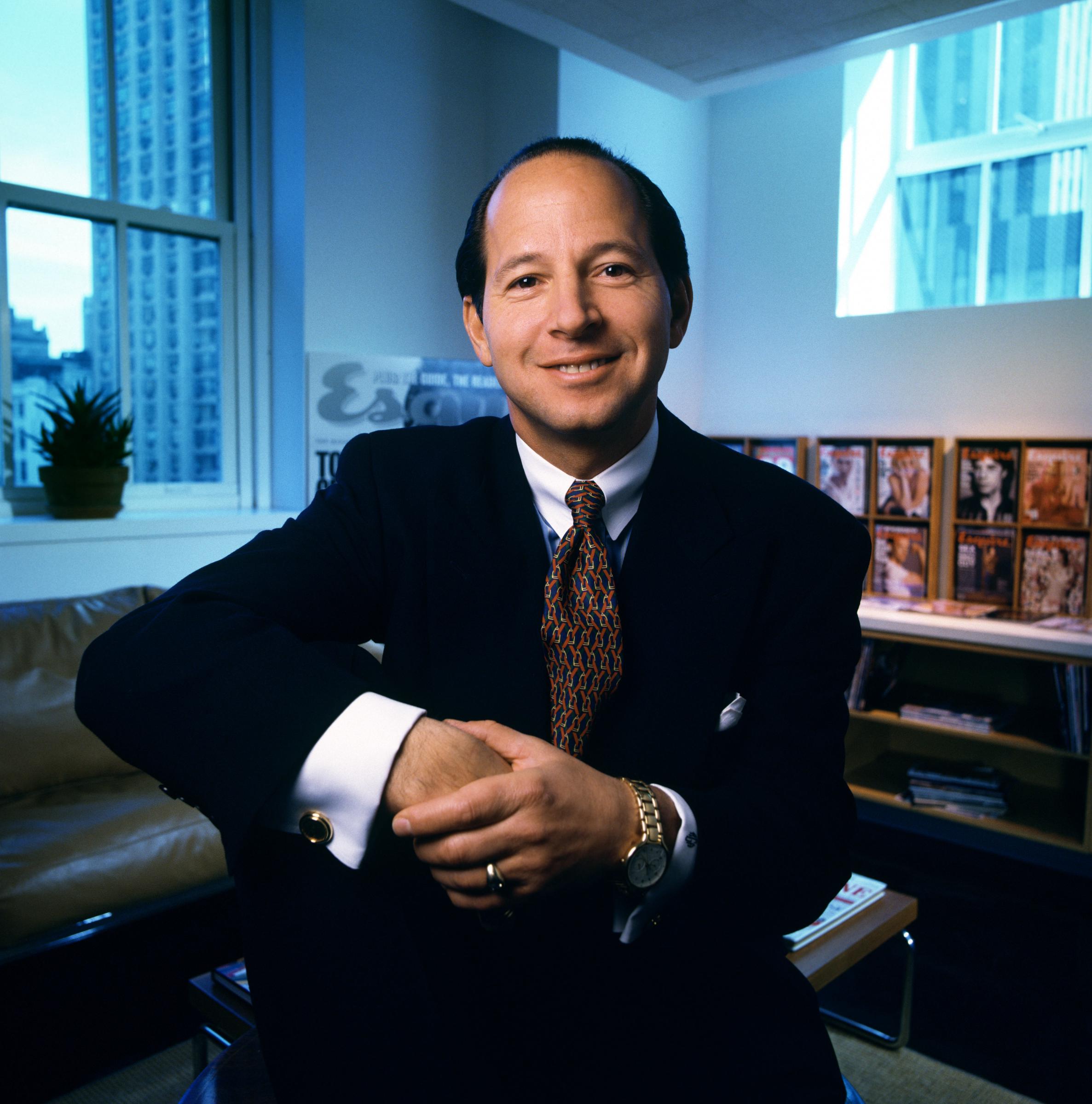 Ron Galotti posa para un retrato en su nueva oficina el 1 de marzo de 1994, en Nueva York | Fuente: Getty Images