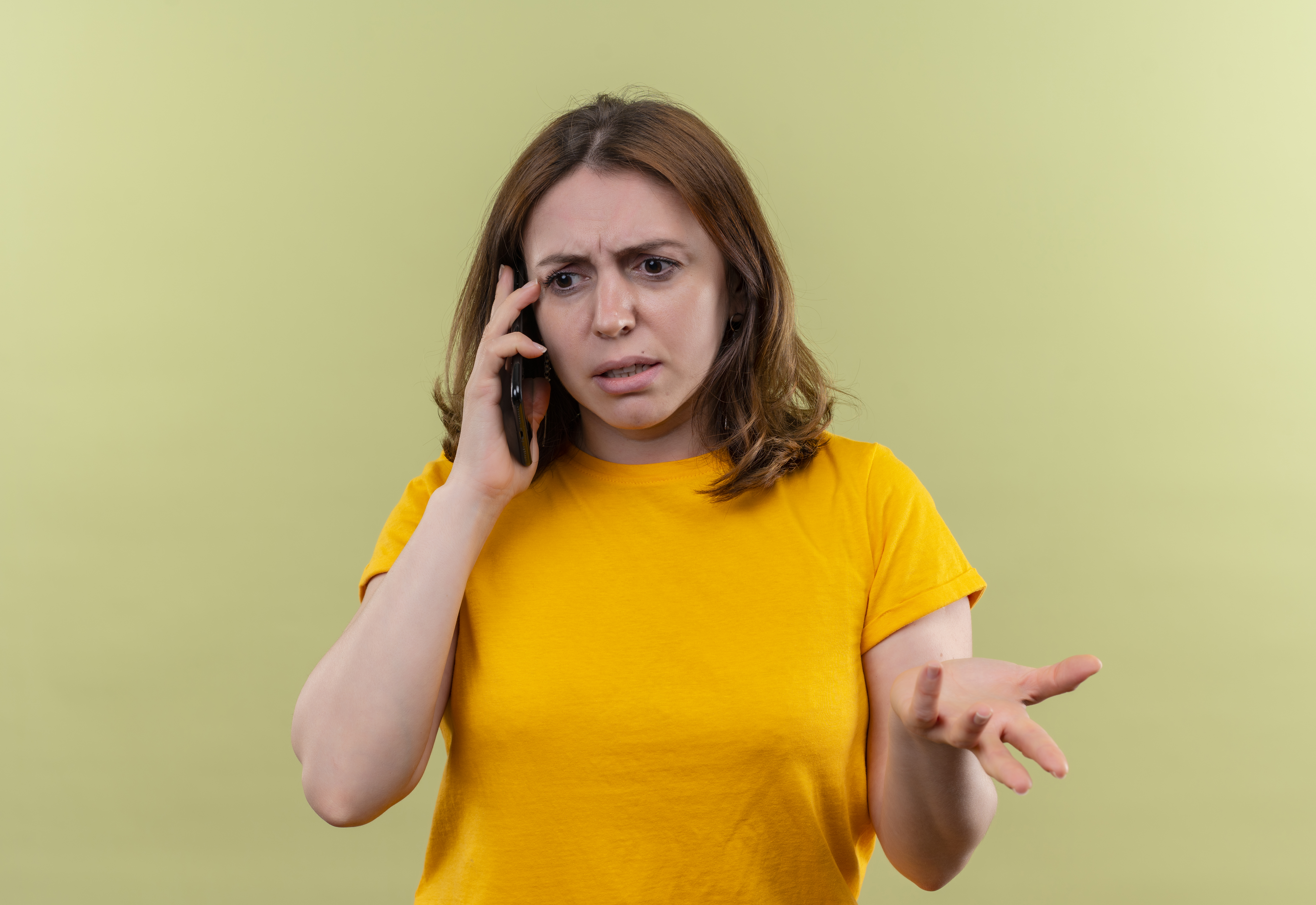 Mujer con cara de disgusto mientras habla por teléfono | Fuente: Freepik