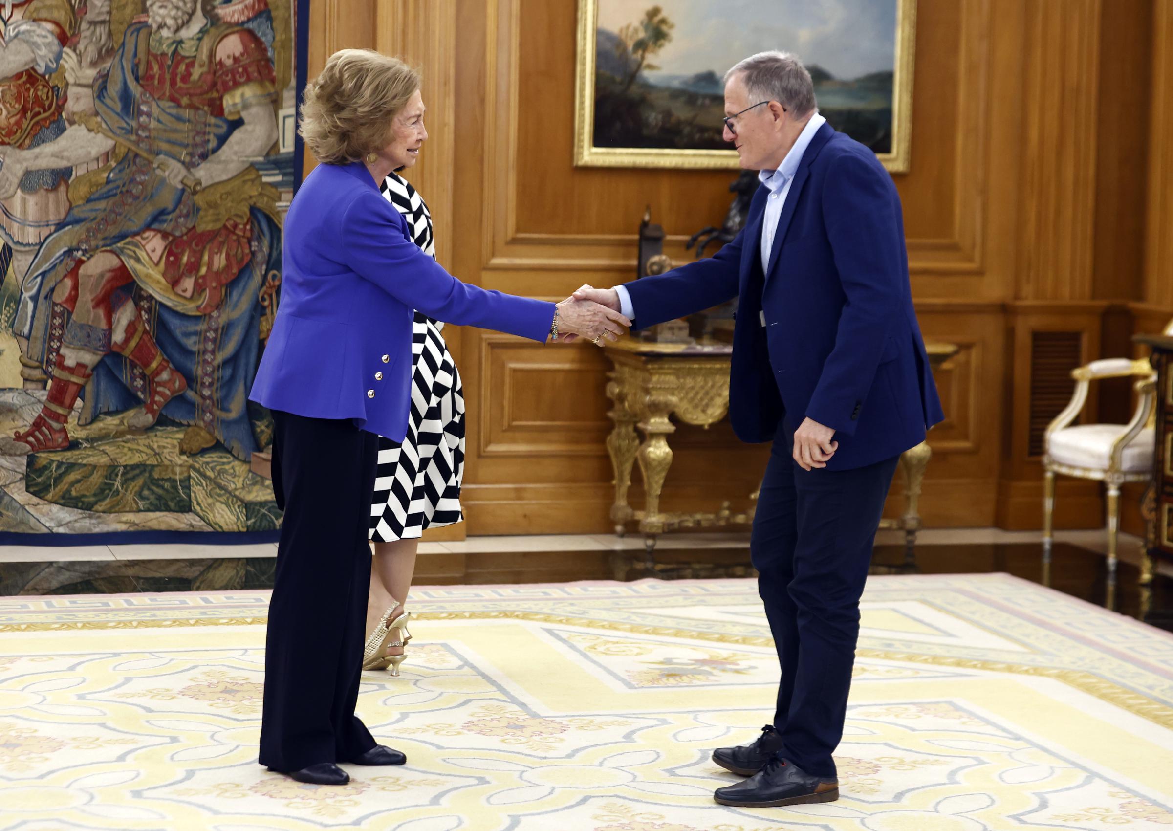 La reina Sofía durante la audiencia con una representación de la Asociación de Familiares de Personas con Alzheimer y otras Demencias Recuerda Extremadura con motivo de su 25 aniversario, en el Palacio de La Zarzuela, el 20 de abril de 2026, en Madrid, España. | Fuente: Getty Images