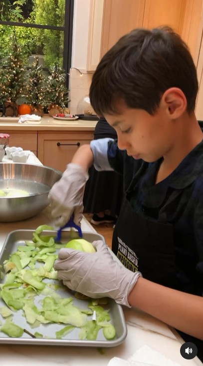 Max ocupado en la cocina | Fuente: Instagram/jlo