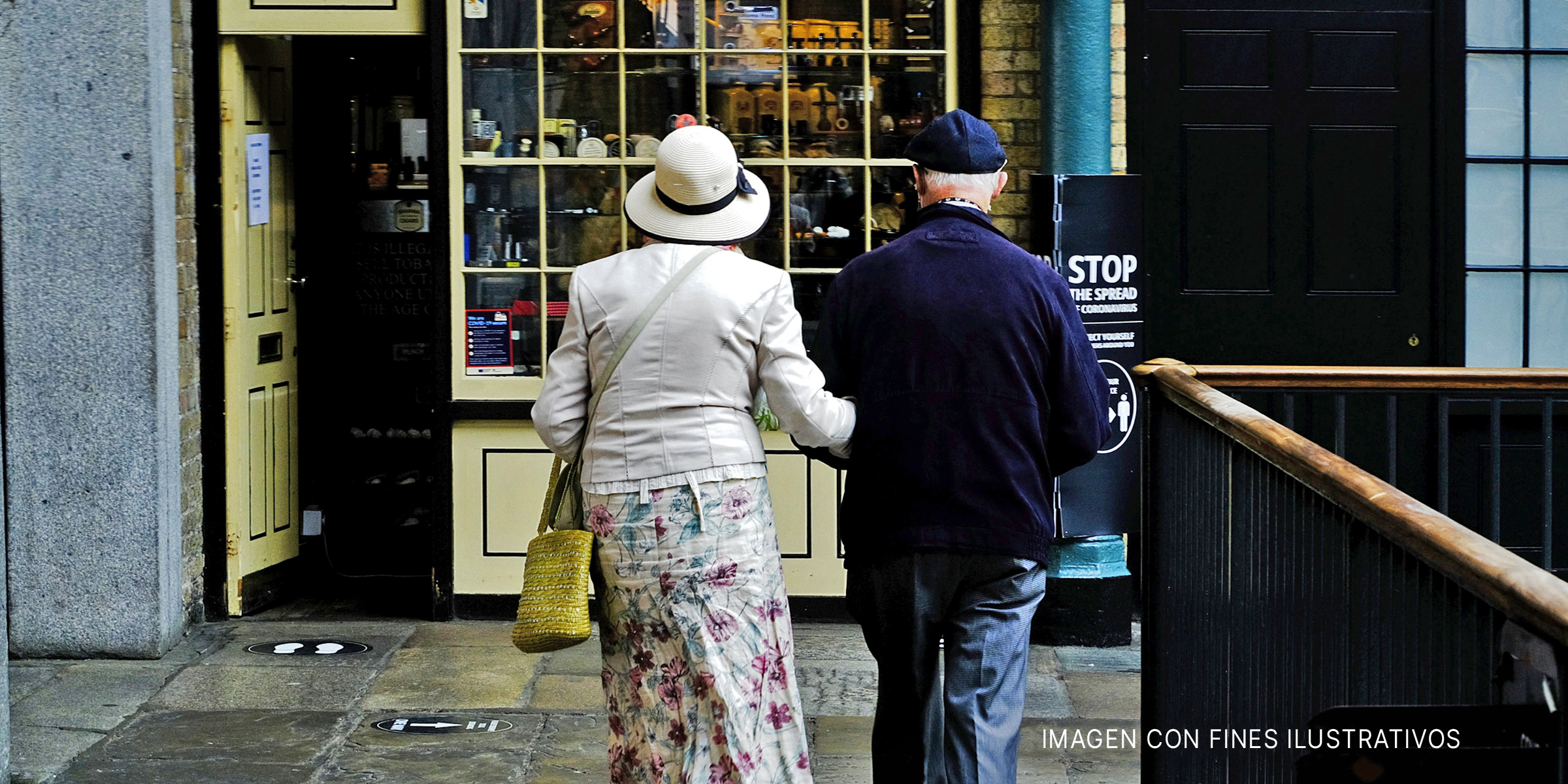 Pareja mayor caminando a una tienda tomada del brazo. | Foto: Flickr.com/garryknight (CC BY 2.0)