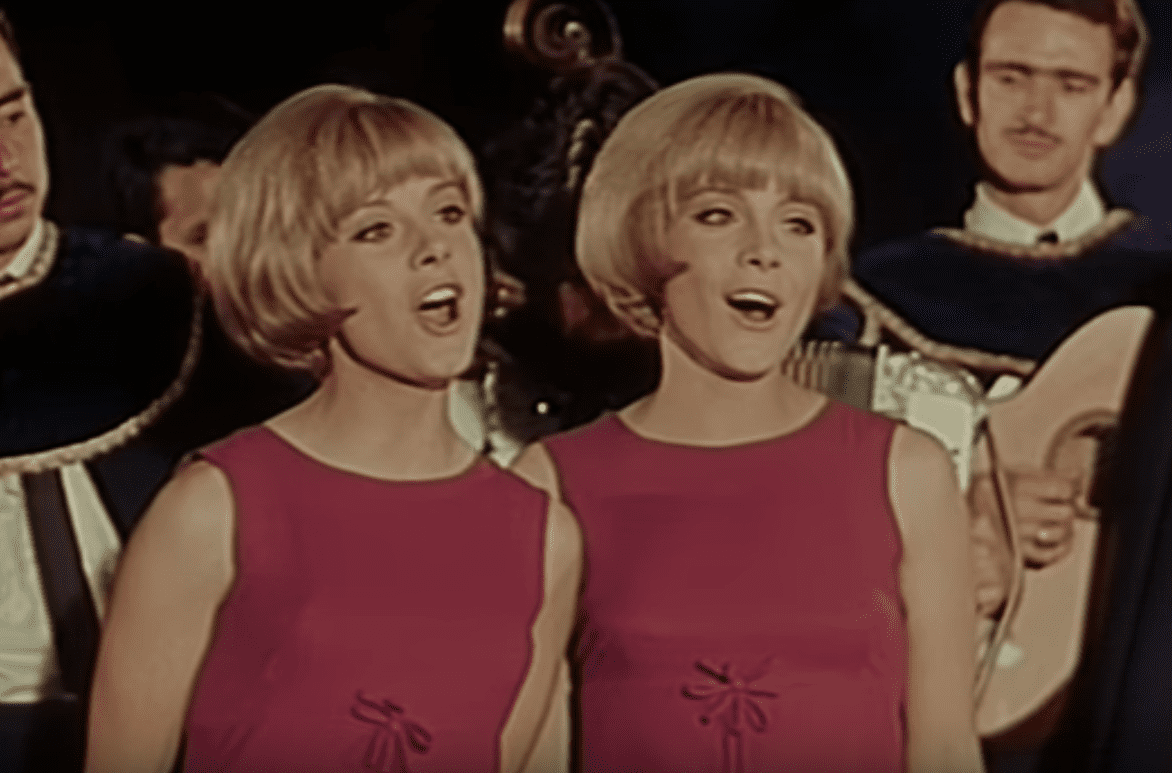 Pili y Mili, bailando en la película ‘Un novio para dos hermanas’, en 1967. │Foto: YouTube/MERCURY FILMS