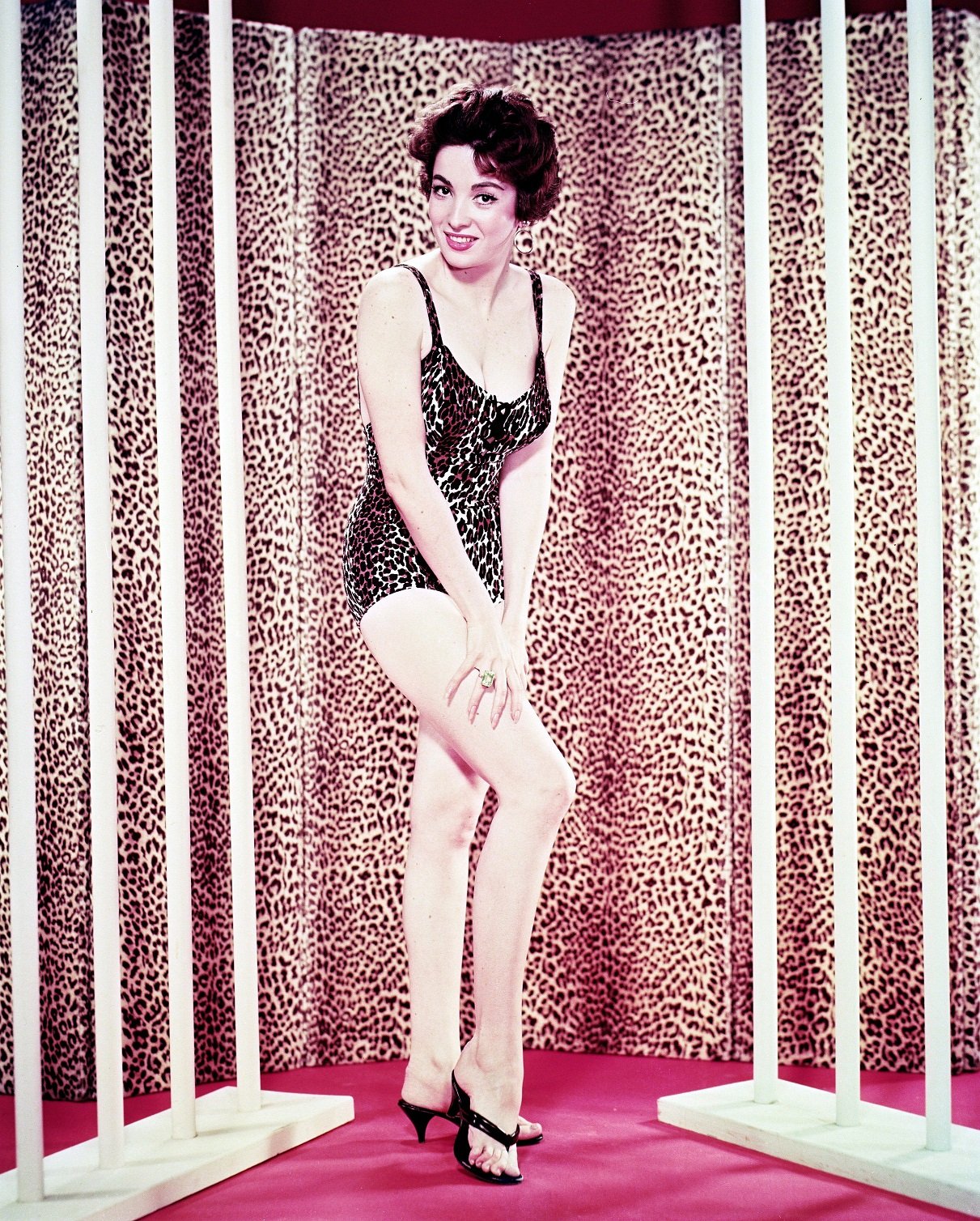 Linda Cristal vestida con un traje de baño con estampado de leopardo, mientras posaba frente a una cortina con estampado de leopardo en 1958. | Foto: Getty Images