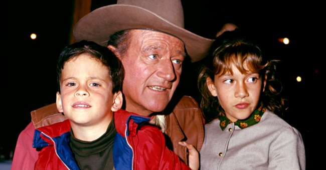 John Wayne con sus hijos John Ethan y Aissa Wayne. | Foto: Getty images