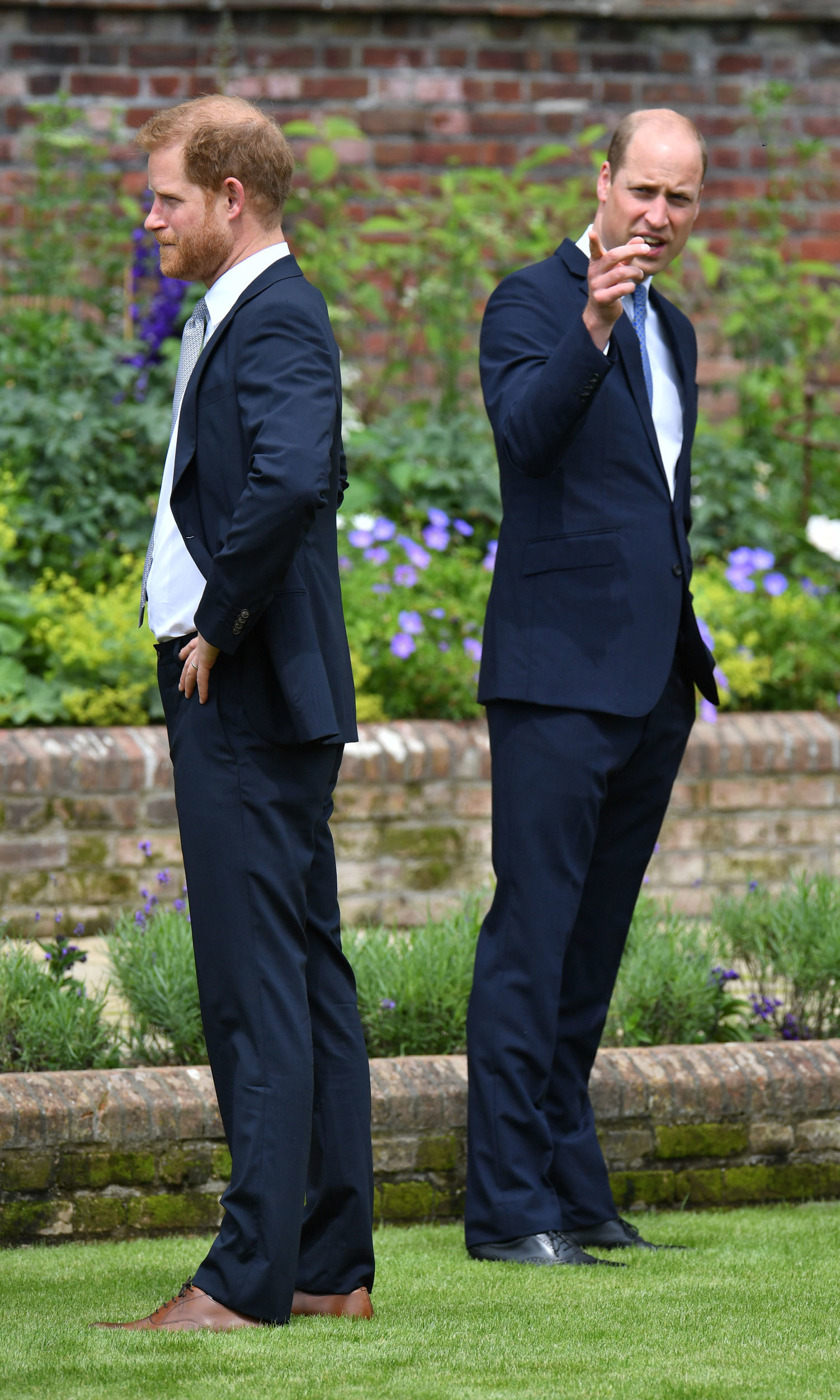 El príncipe Harry, duque de Sussex, y el príncipe William, duque de Cambridge, durante la inauguración de una estatua que encargaron de Diana, Princesa de Gales, el 1 de julio de 2021 | Fuente: Getty Images