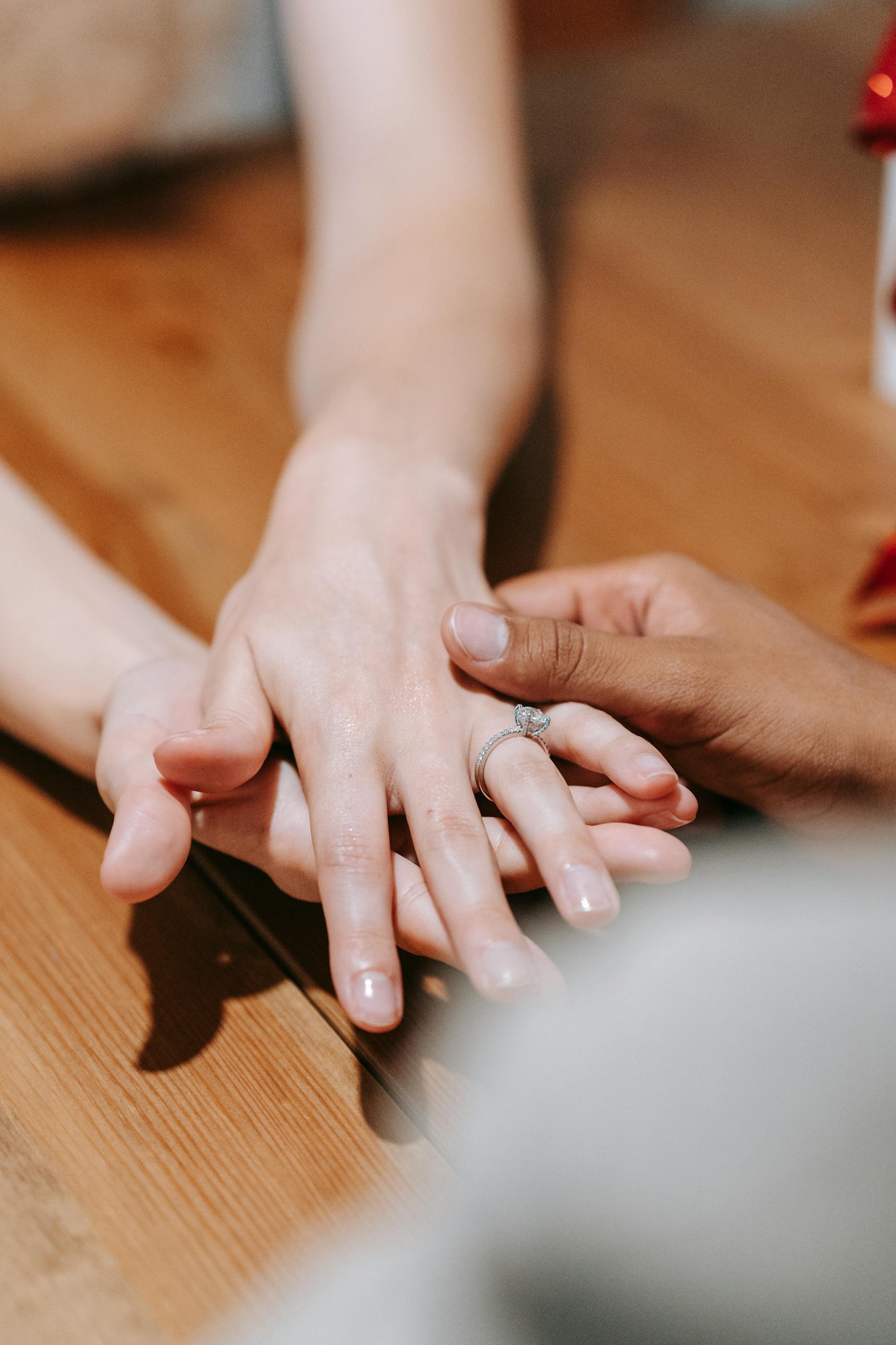 Un hombre tomando la mano de una mujer | Fuente: Pexels