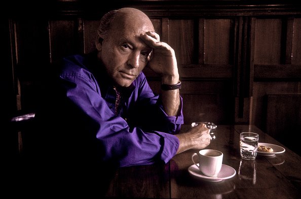 Periodista uruguayo, escritor y novelista Eduardo Galeano en un café de Montevideo, Uruguay, 29 de marzo de 2002. | Fuente: Getty Images