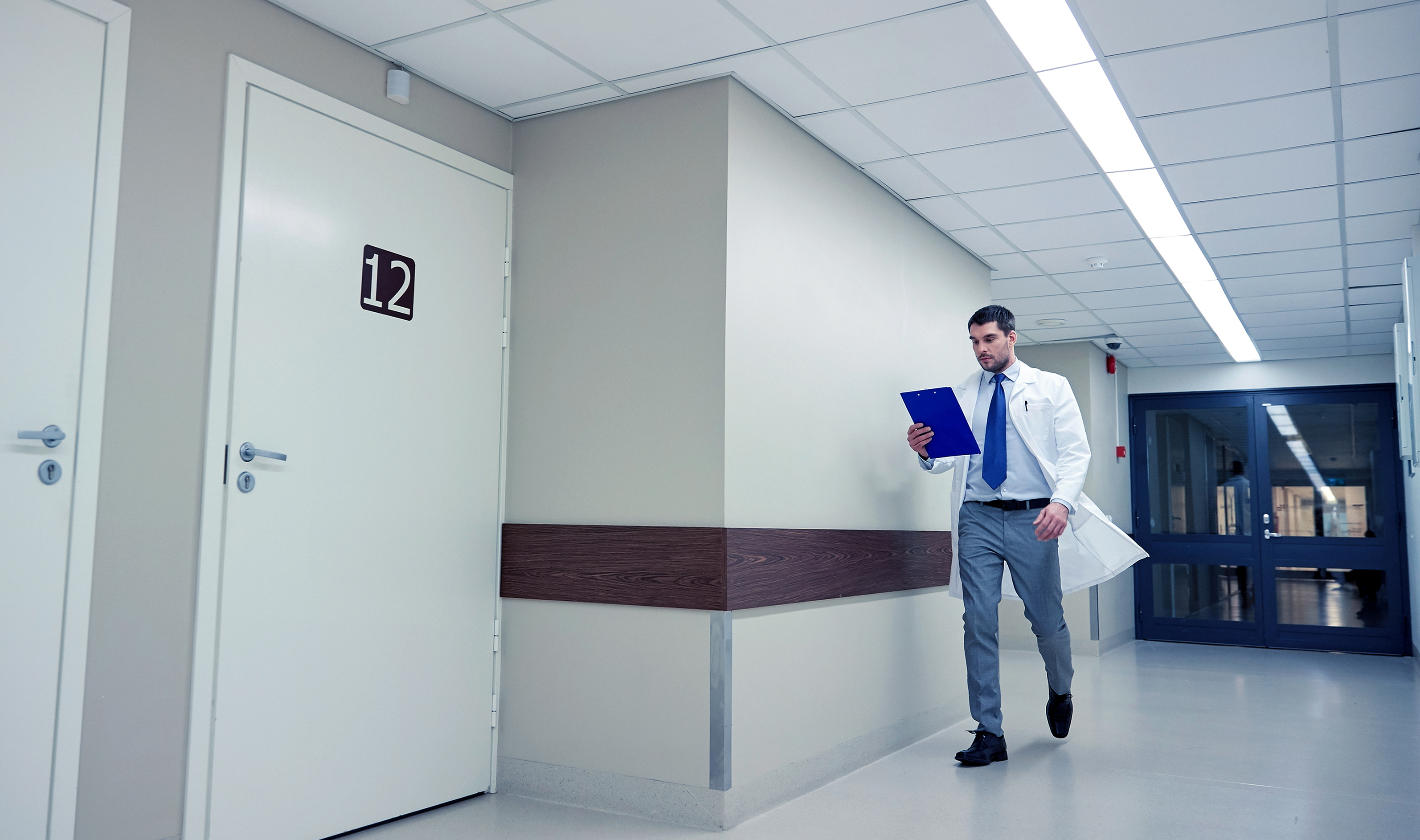 Médico en el pasillo del hospital | Fuente: Shutterstock