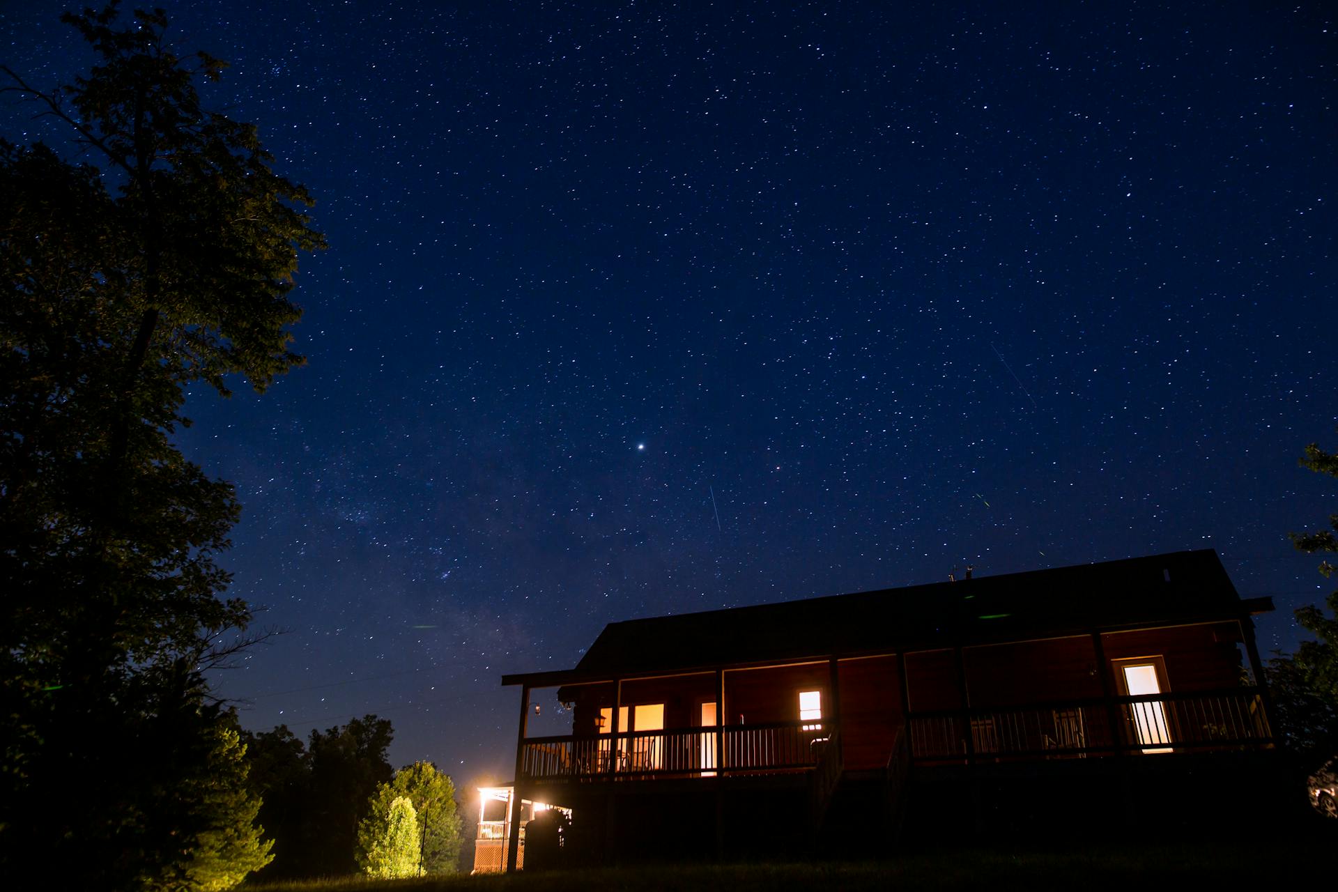 Una casa de noche | Fuente: Pexels