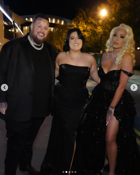 Jelly Roll, Bailee Ann y Bunnie XO posando juntos, con fecha de noviembre de 2024 | Fuente: Instagram/jellyroll615