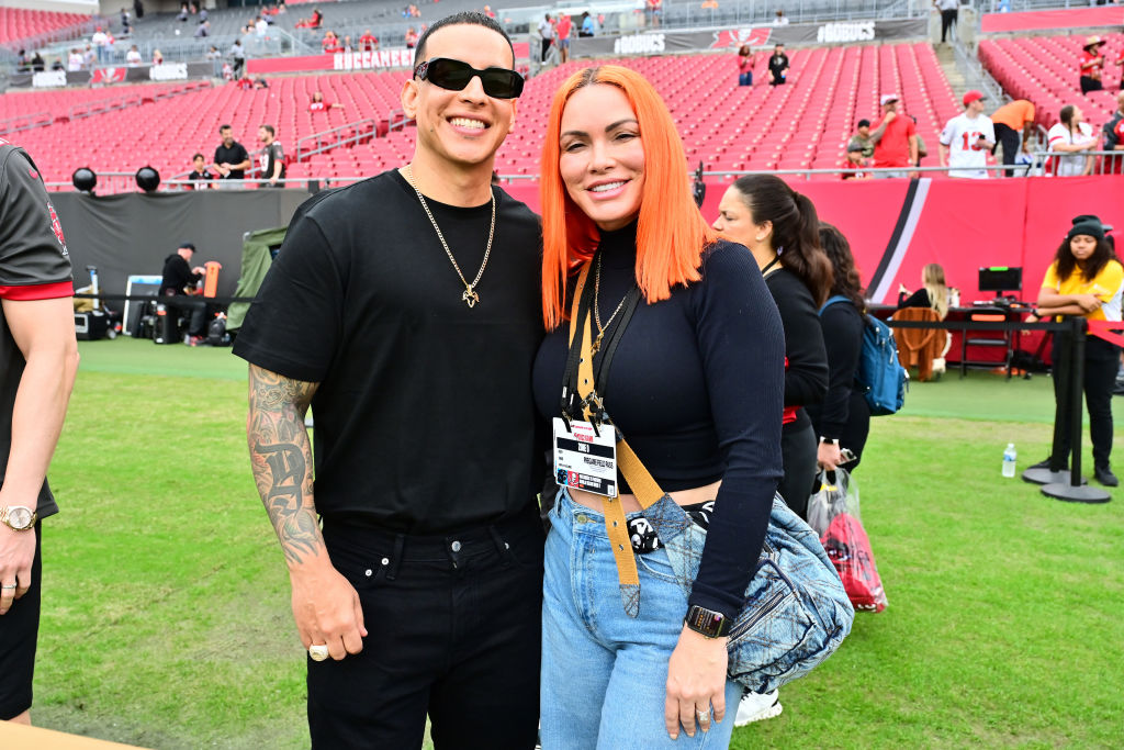 Daddy Yankee y su esposa Mireddys González posan para una foto en el campo antes del partido entre los Tampa Bay Buccaneers y los Carolina Panthers en el Raymond James Stadium el 1 de enero de 2023 en Tampa, Florida. | Foto: Getty Images