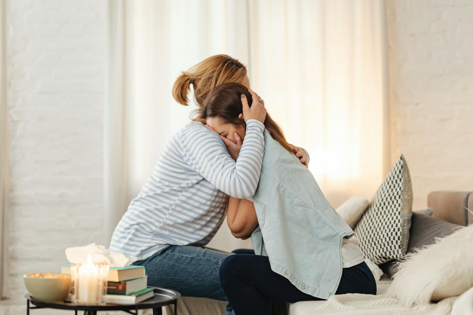 Una mujer abraza a su hija | Fuente: Pexels