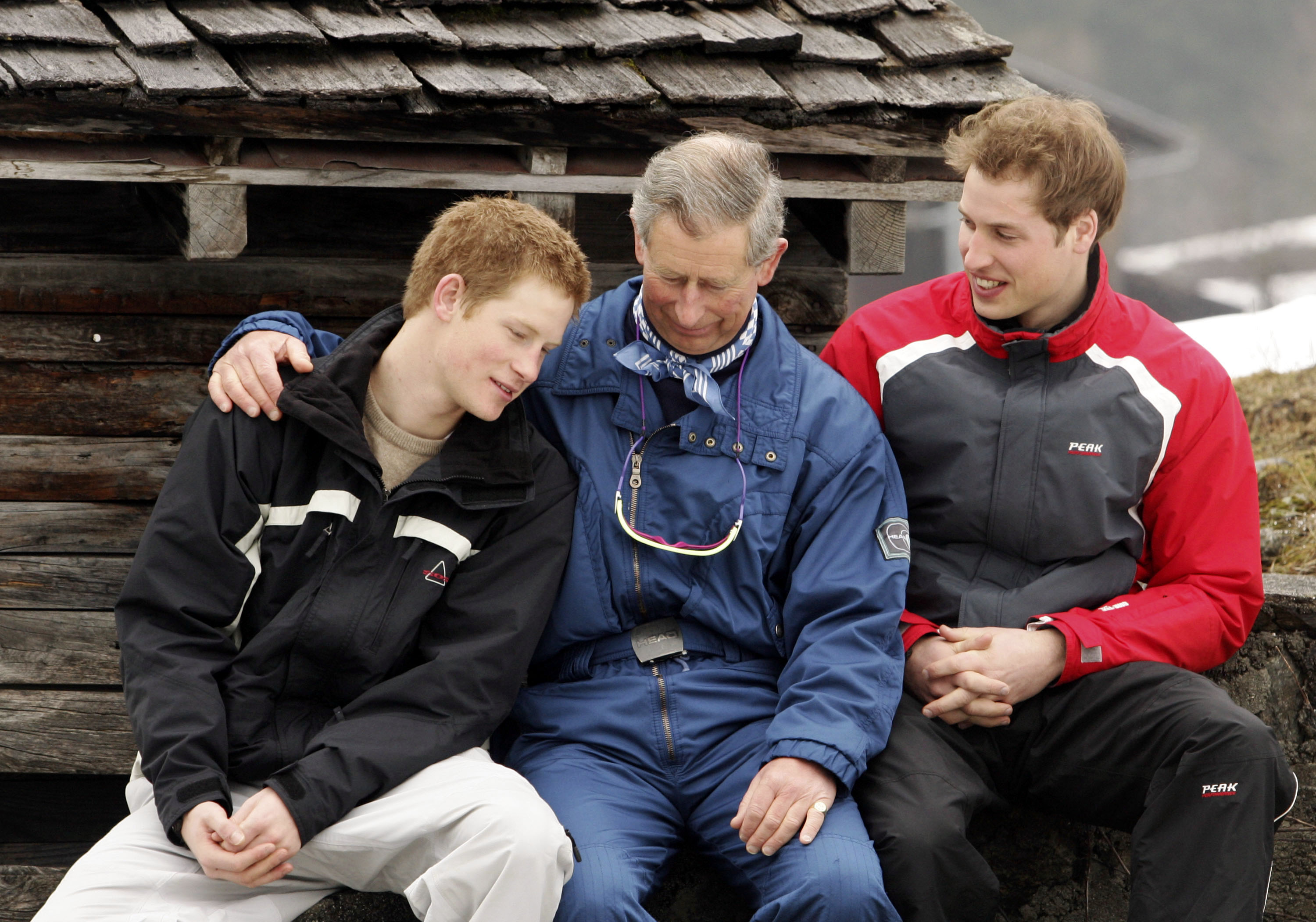 El príncipe Harry, el príncipe Charles y el príncipe William durante un photocall en las vacaciones de esquí de la Familia Real el 31 de marzo de 2005 en Suiza | Fuente: Getty Images