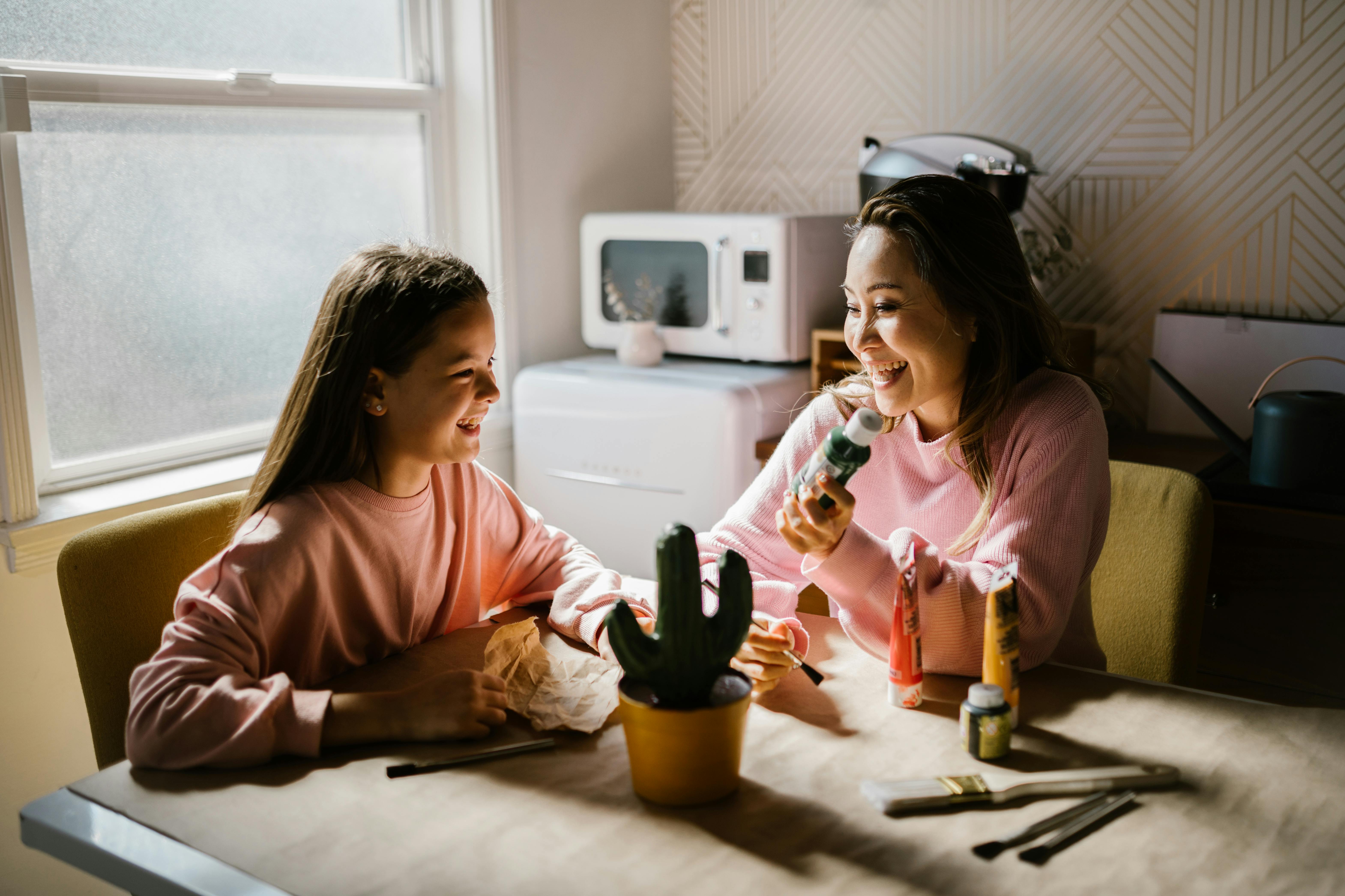 Una mujer y una niña trabajando en un proyecto de manualidades | Fuente: Pexels