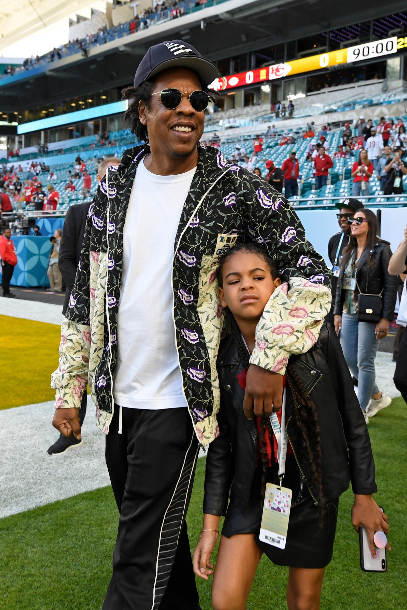 Jay-Z y Blue Ivy Carter recorren el campo antes del comienzo de la Super Bowl LIV el 2 de febrero de 2020, en Miami Gardens, Florida. | Fuente: Getty Images