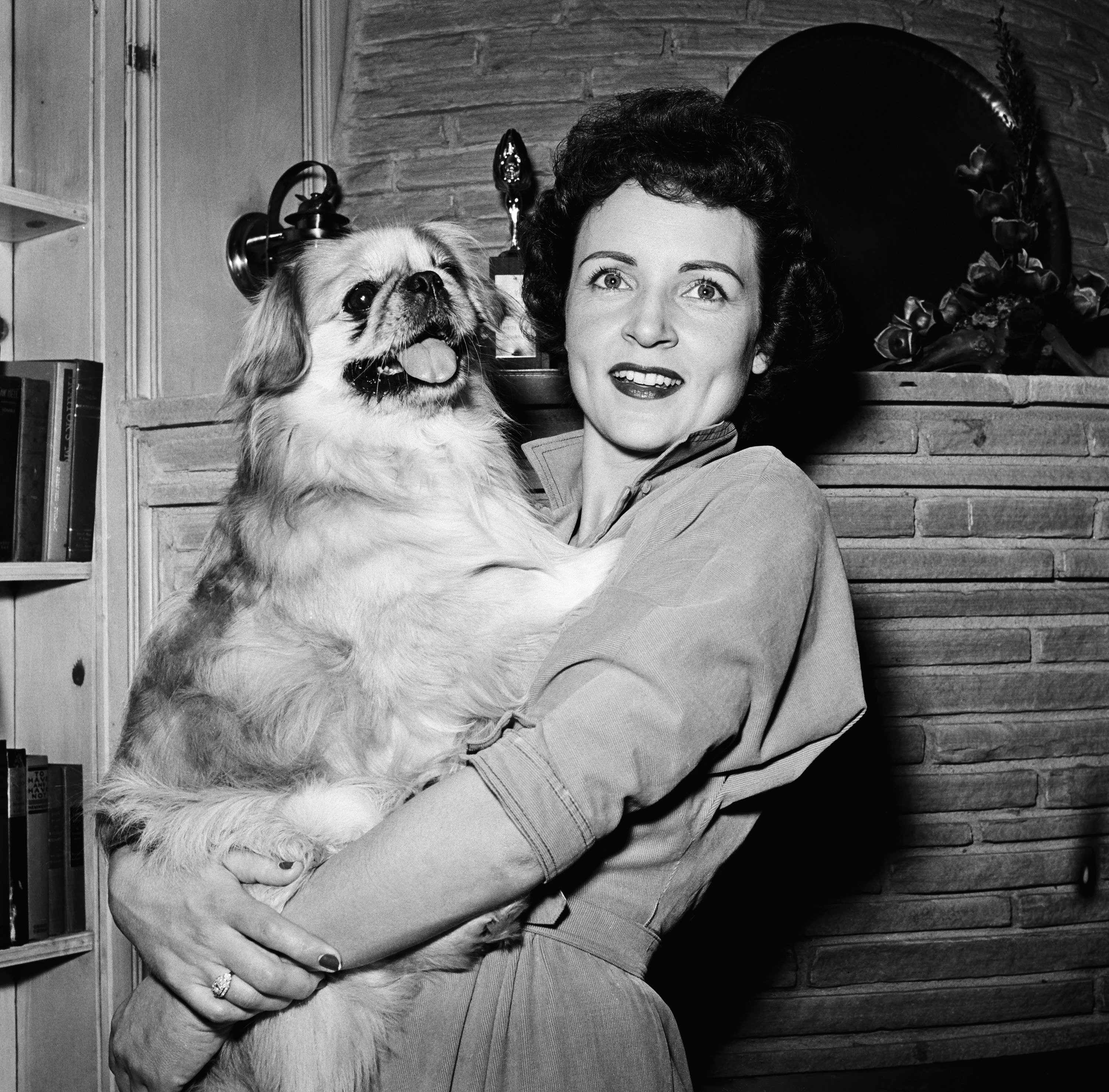 Betty White con su perro Bandy en su casa en 1954 | Foto: Getty Images