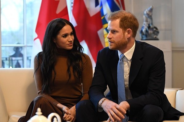 El príncipe Harry, duque de Sussex y Meghan, duquesa de Sussex hacen un gesto durante su visita a la Casa de Canadá el 7 de enero de 2020. | Foto: Getty Images