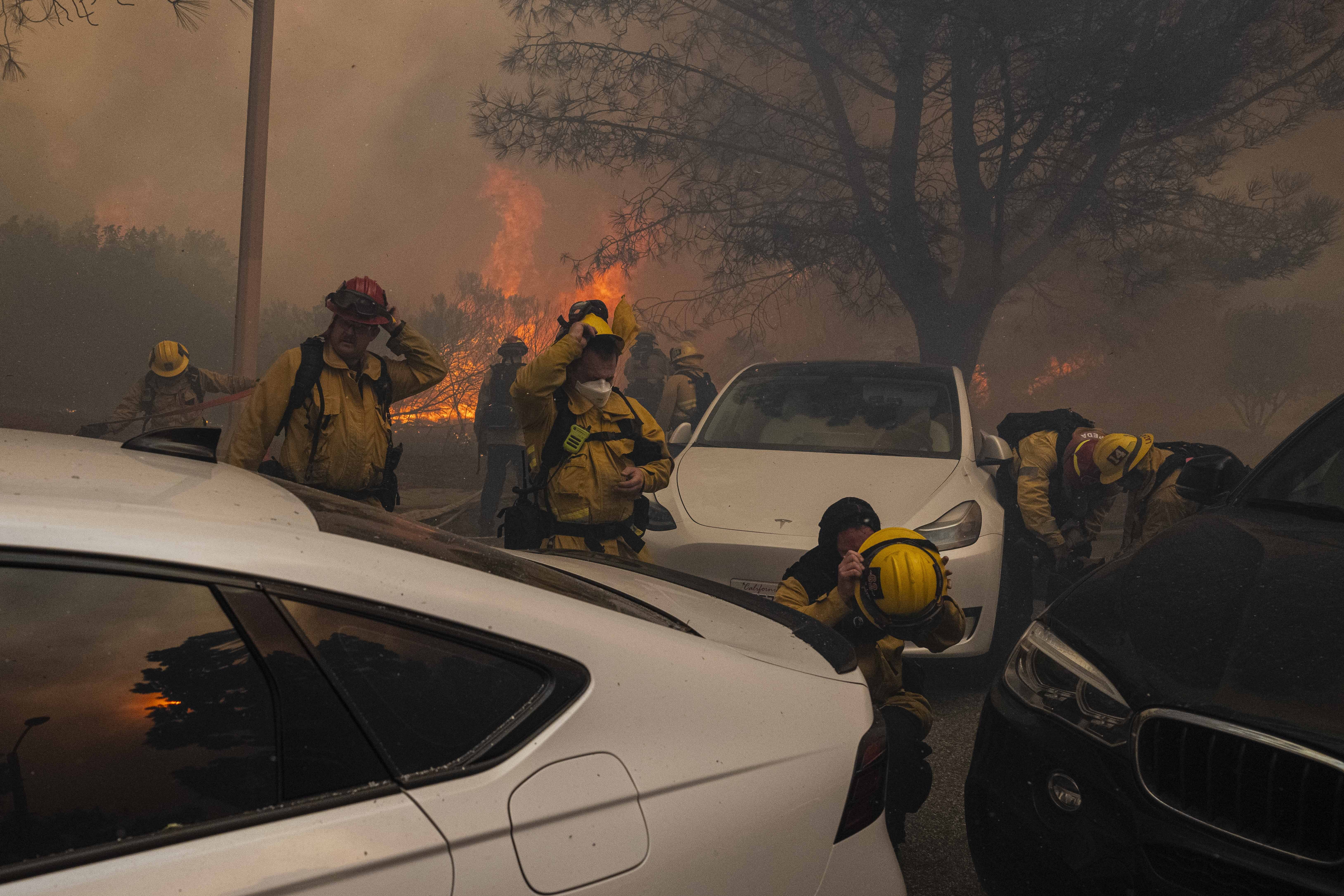 Bomberos preparándose para combatir las llamas de un incendio forestal en Pacific Palisades, California, el 8 de enero de 2025. | Fuente: Getty Images