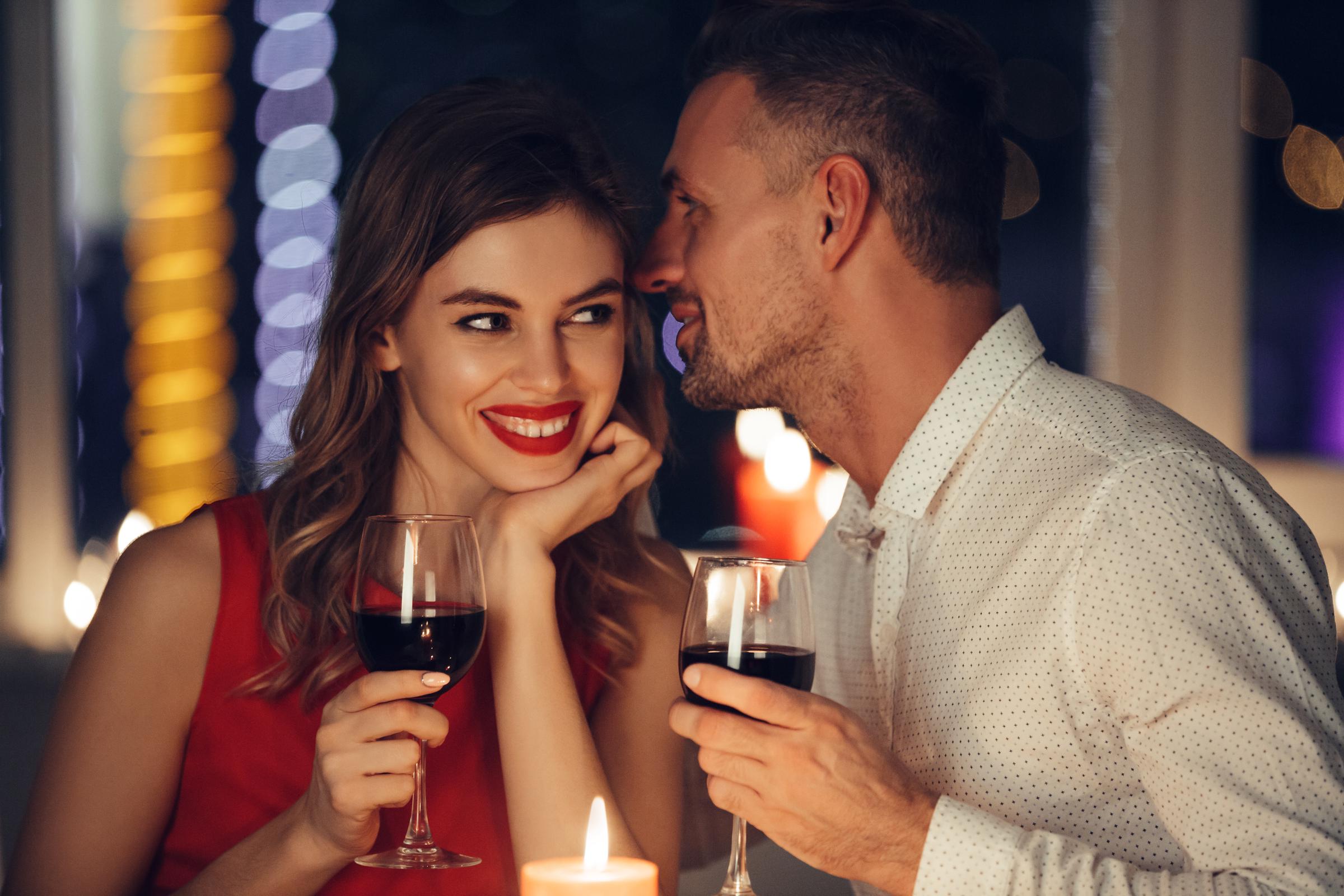 Una pareja durante una cena romántica | Fuente: Freepik