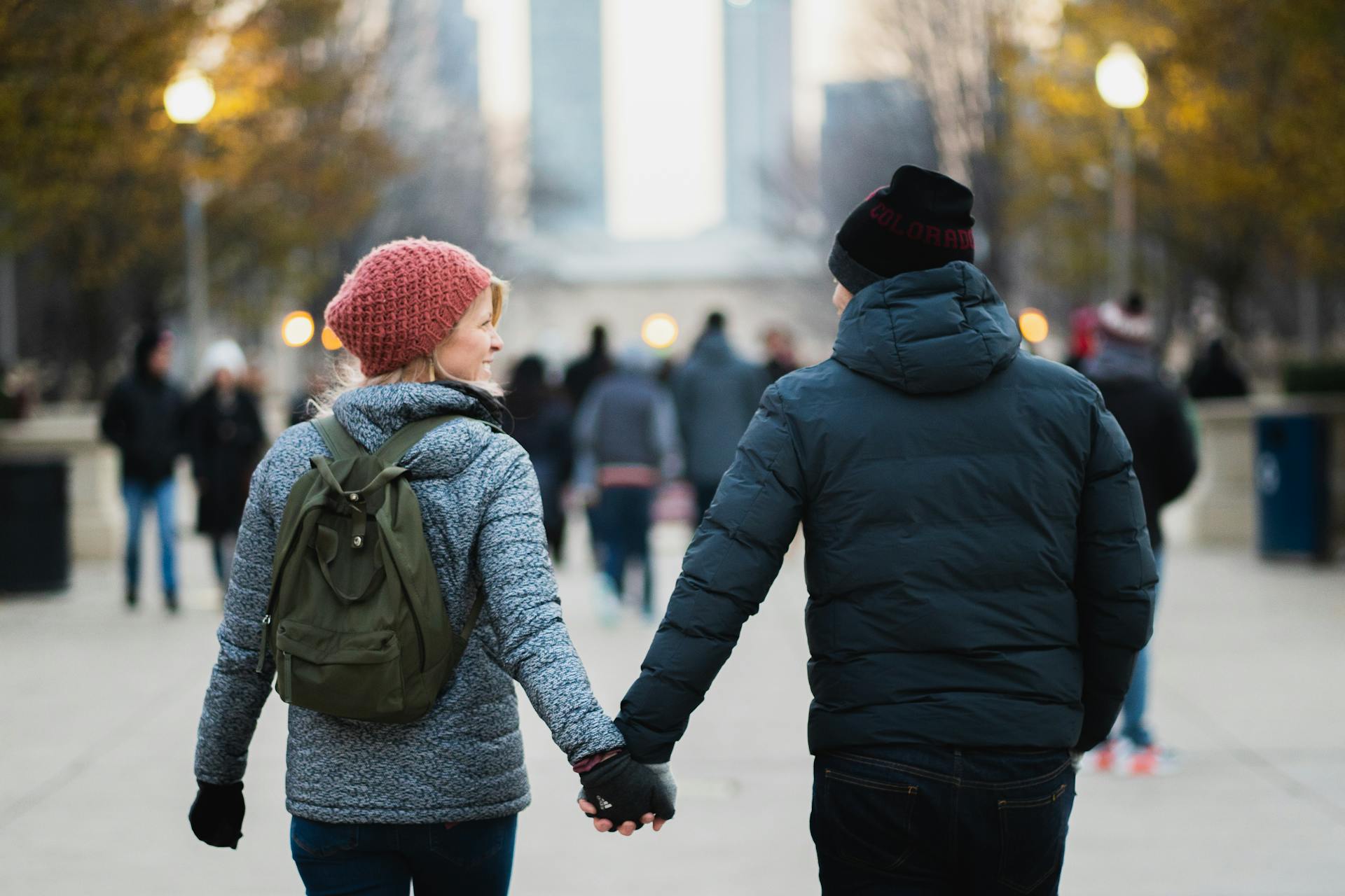 Una pareja paseando junta | Fuente: Pexels