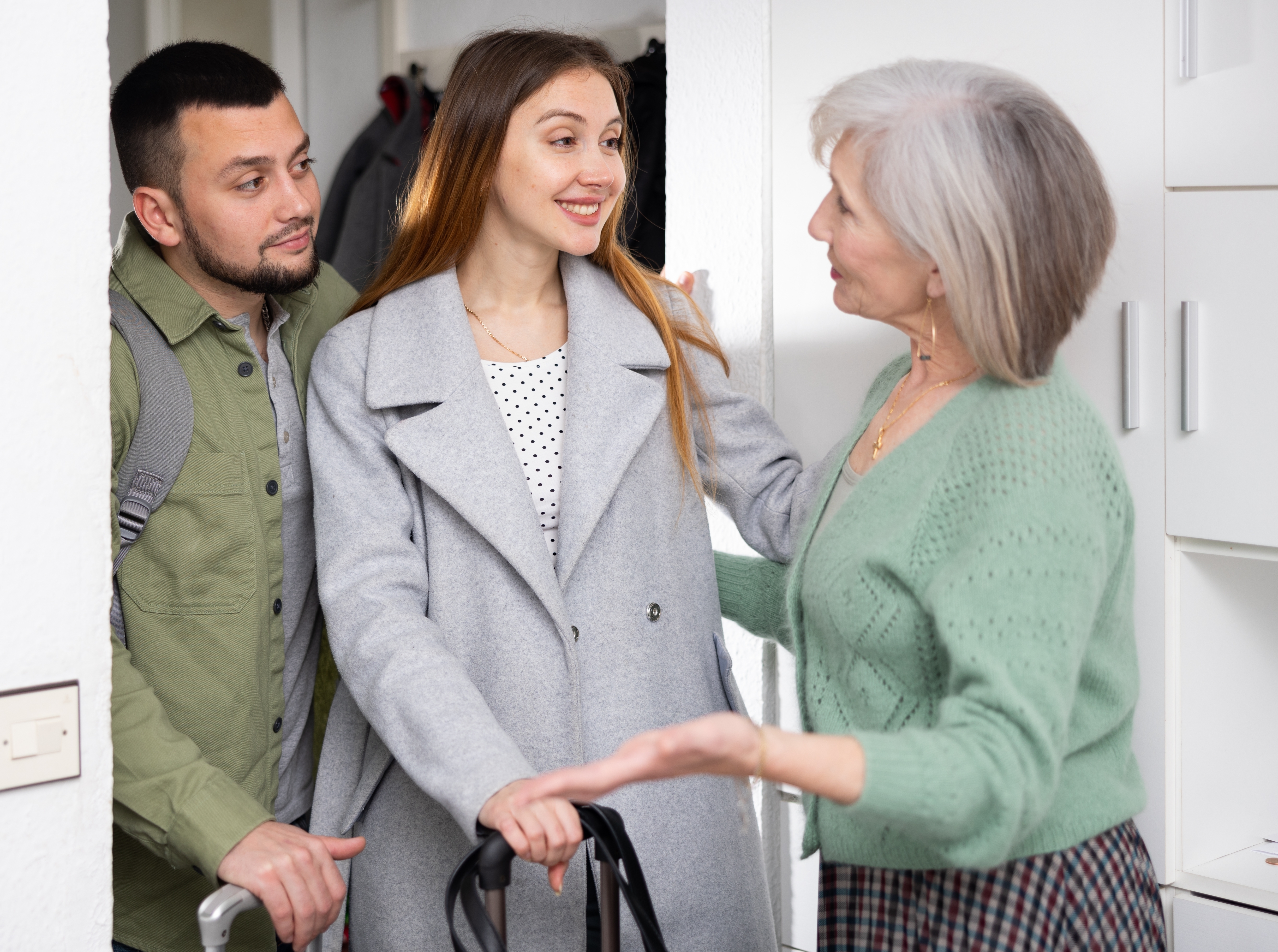 Anciana saluda a una pareja | Foto: Shutterstock