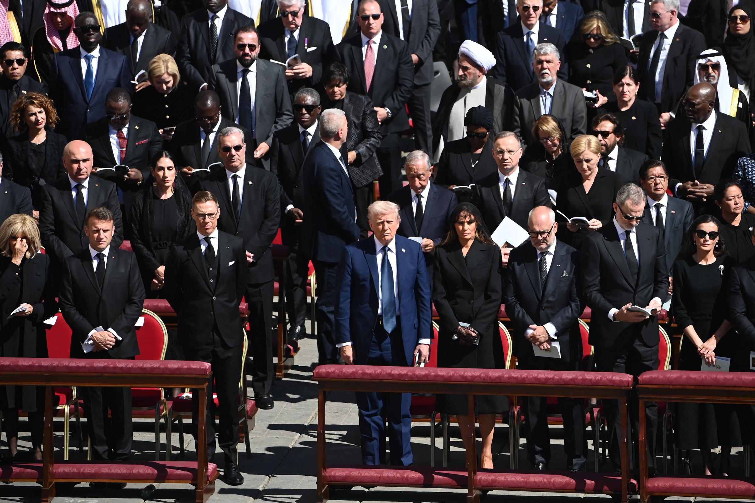 El presidente de Estados Unidos, Donald Trump, y la primera dama, Melania Trump, junto a líderes mundiales, entre ellos el francés Emmanuel Macron y el finlandés Alexander Stubb, durante el funeral del papa Francisco en la plaza de San Pedro, el 26 de abril de 2025. | Fuente: Getty Images