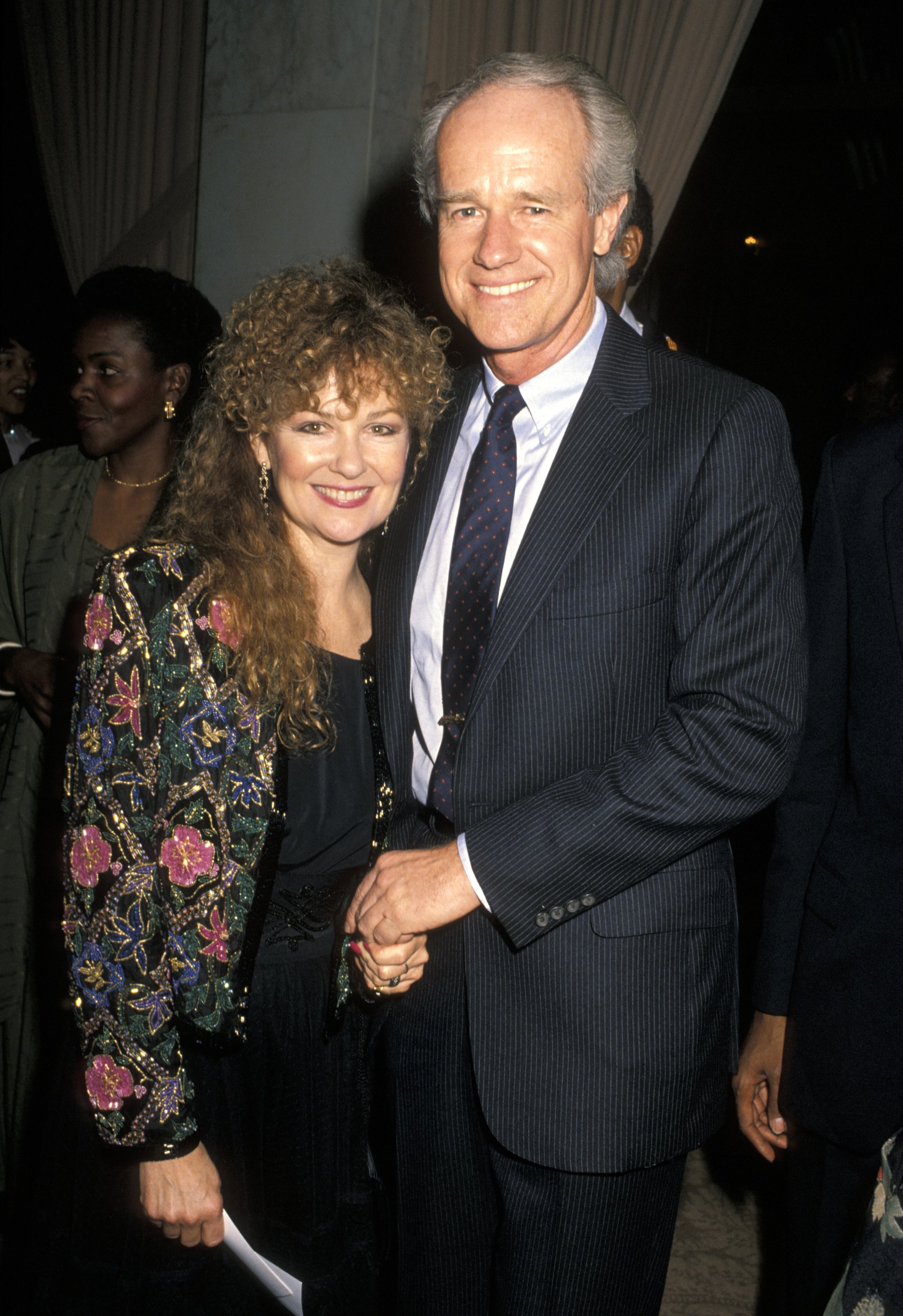Shelley Fabares y Mike Farrell asisten a los Primeros Premios Anuales Nelson Mandela "Puente a la Libertad" en el Hotel Beverly Wilshire el 1 de abril de 1990 en Beverly Hills, California | Foto: Getty Images