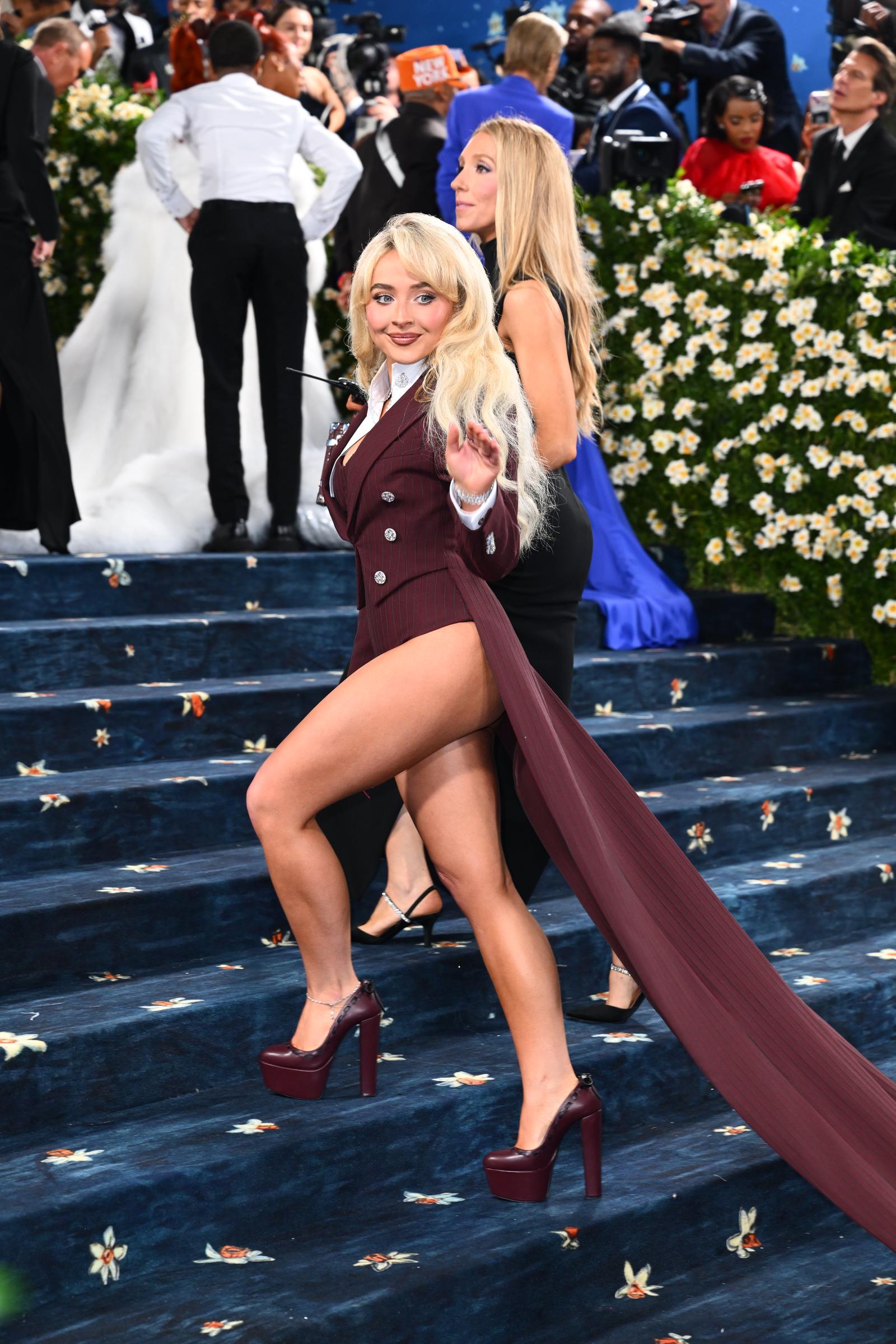 Sabrina Carpenter saluda en la Met Gala el 5 de mayo de 2025 | Fuente: Getty Images