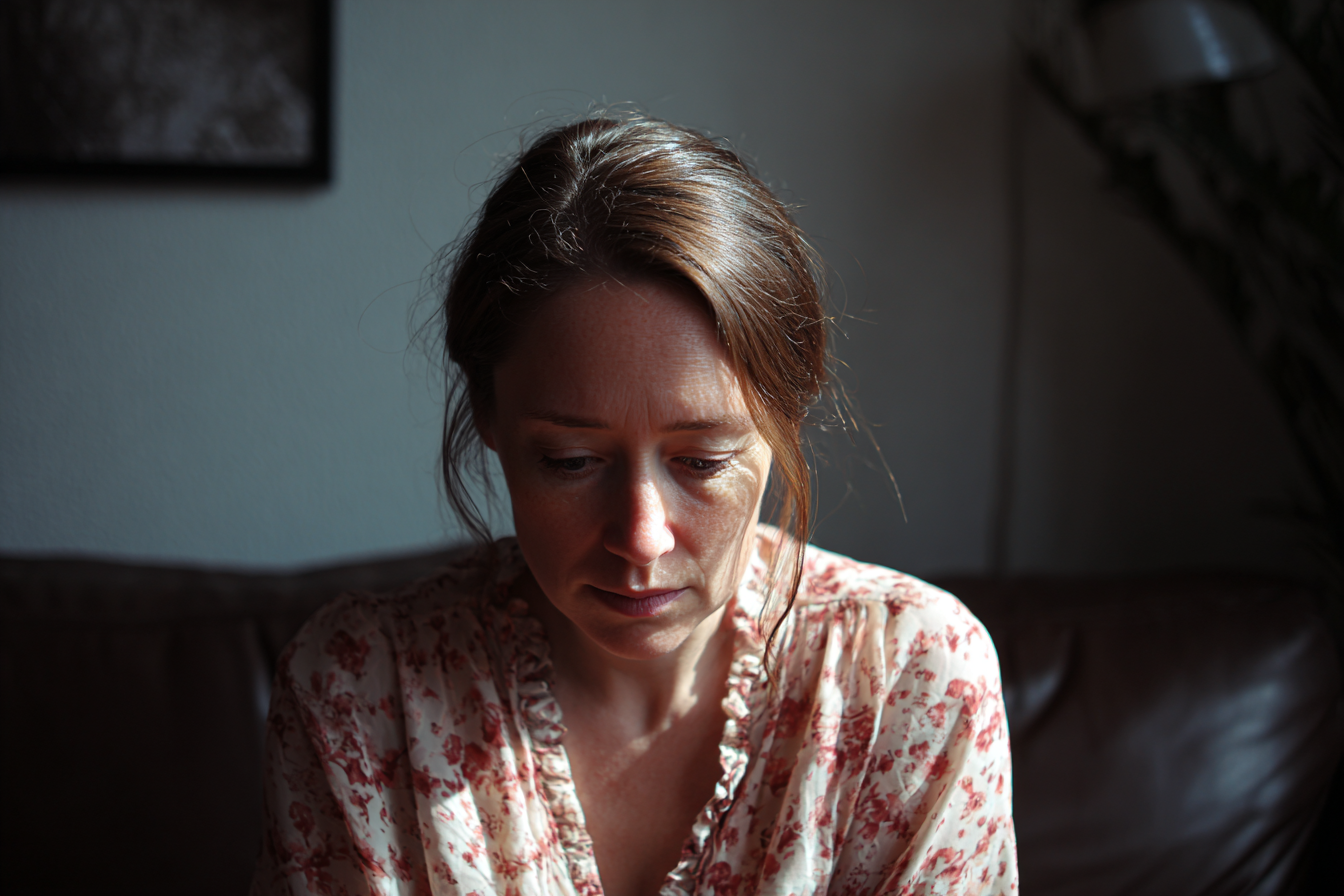 Una donna seduta su un divano | Fonte: Midjourney