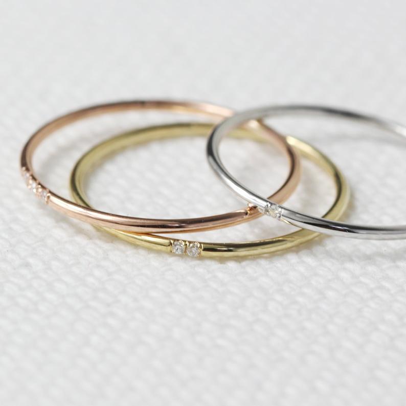 Alianzas de boda minimalistas de JSVConcepts Joyería fina en oro, oro blanco y oro rosa. | Fuente: Etsy.com