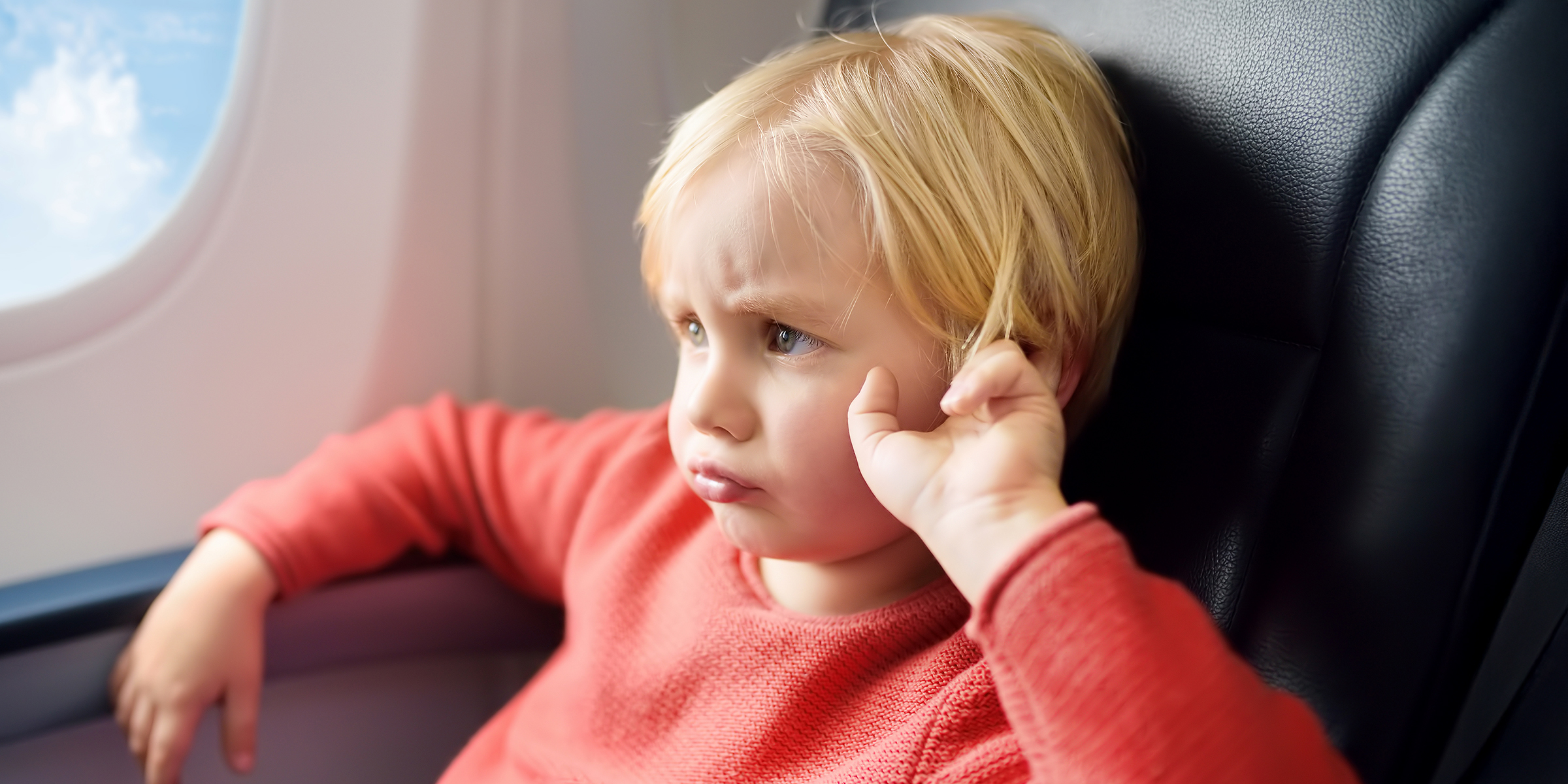 Un niño en un avión | Fuente: Shutterstock
