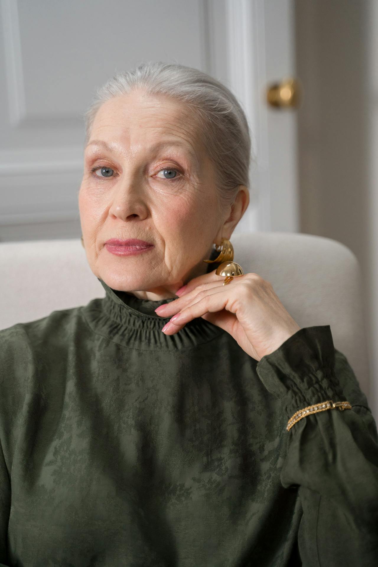 Una anciana arrogante sentada en una silla y mirando a alguien | Fuente: Pexels