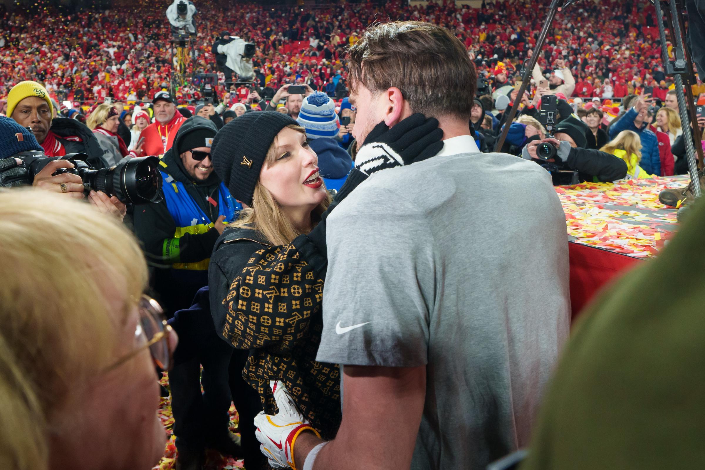 Taylor Swift abraza a Travis Kelce tras el partido de fútbol americano del Campeonato de la AFC de la NFL el 26 de enero de 2025 | Fuente: Getty Images