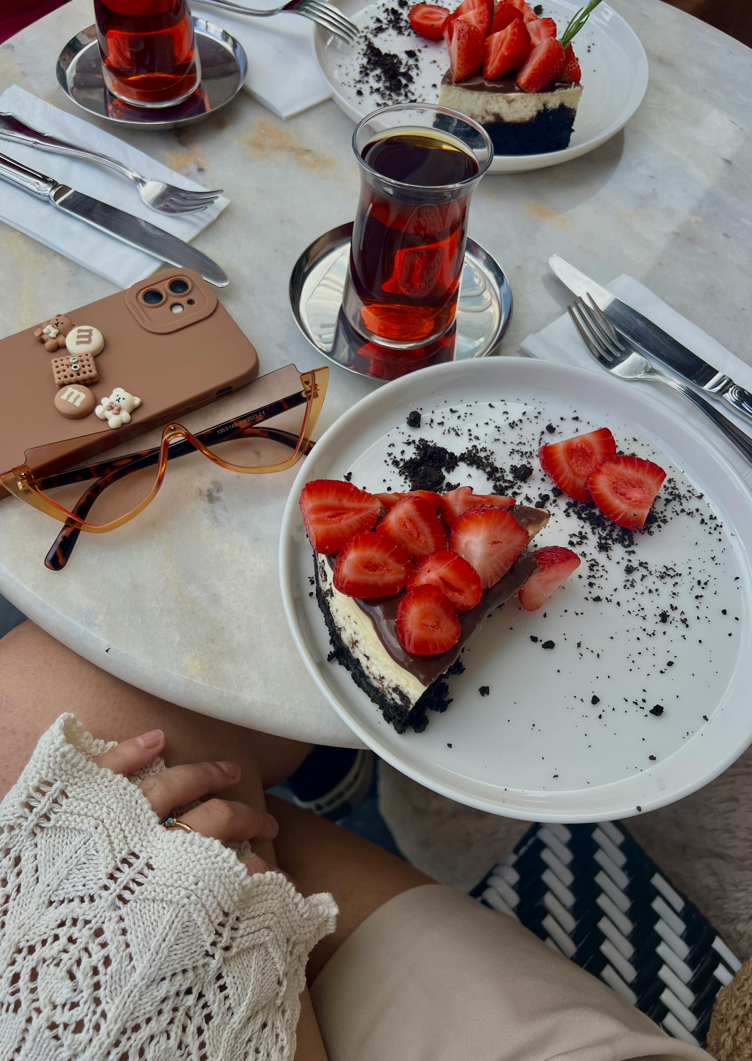 Trozo de pastel con fresas | Foto: Pexels