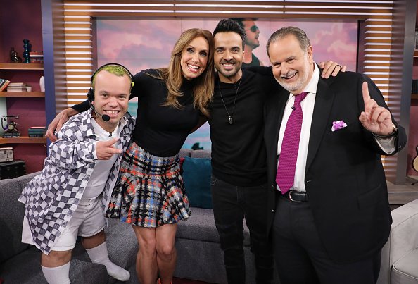 Juan Espinosa, Luis Fonsi, Lili Estefan y Raúl de Molina son vistos en el set de "El Gordo y La Falca" en Univision Studios el 10 de mayo de 2017 en Miami, Florida. | Fuente: Getty Images
