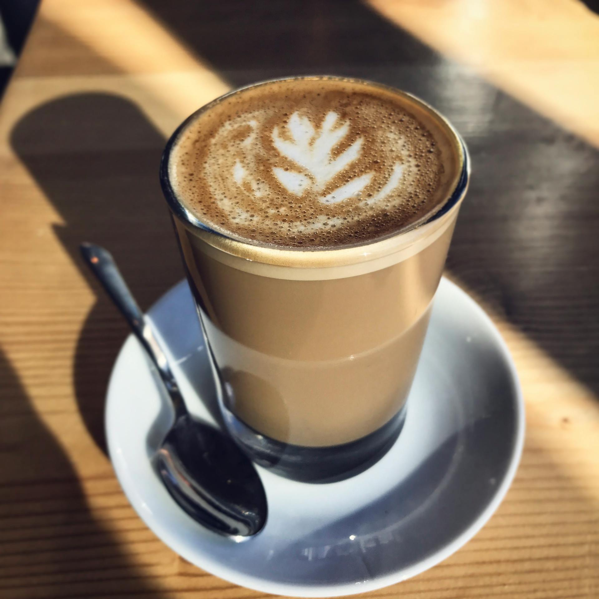 Un café con leche sobre una mesa | Fuente: Pexels