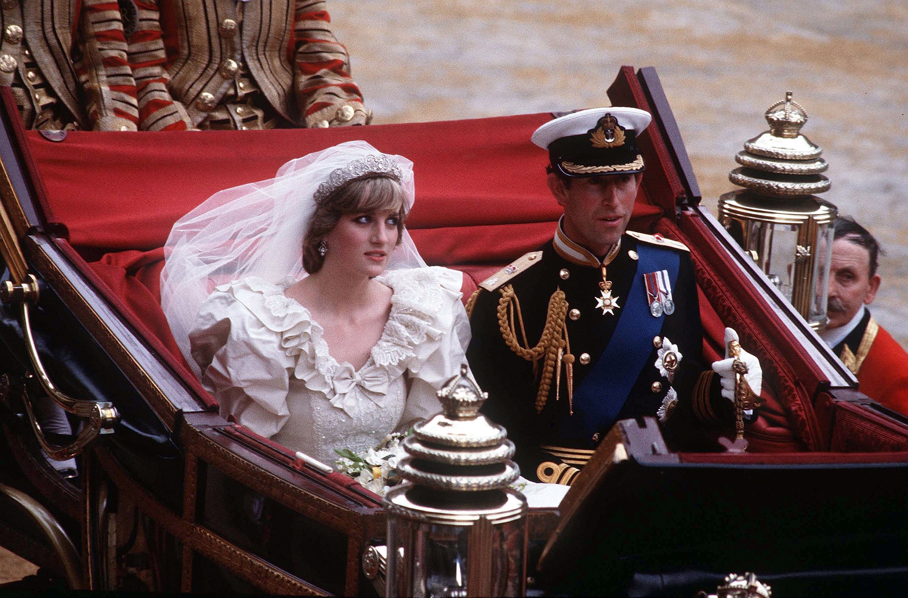 Diana, princesa de Gales y el príncipe Charles en un carruaje después de su boda en la catedral de St. Paul, el 29 de julio de 1981, en Londres. | Imagen: Getty Images