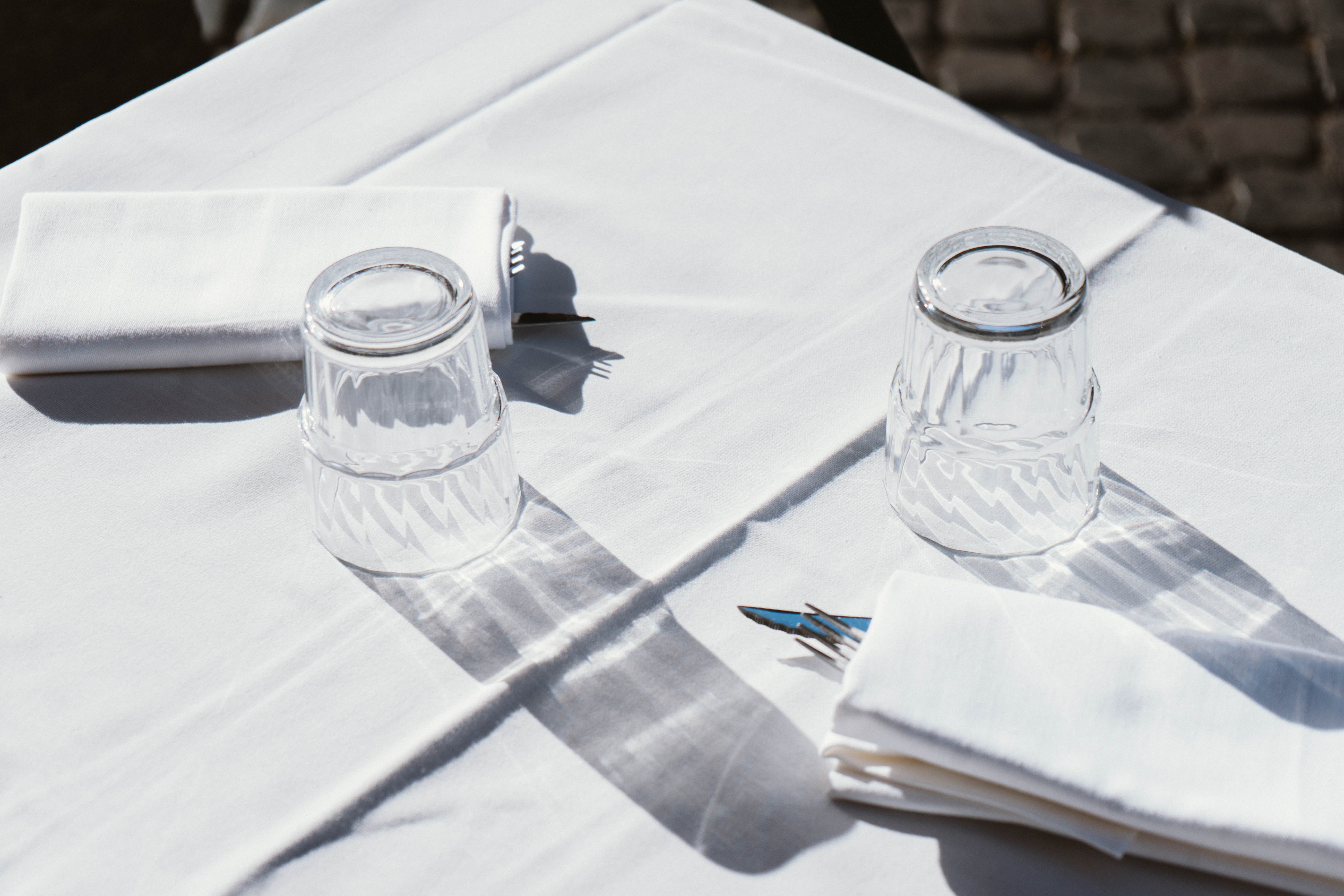 Una mesa de comedor con vasos y servilletas. | Fuente: Pexels