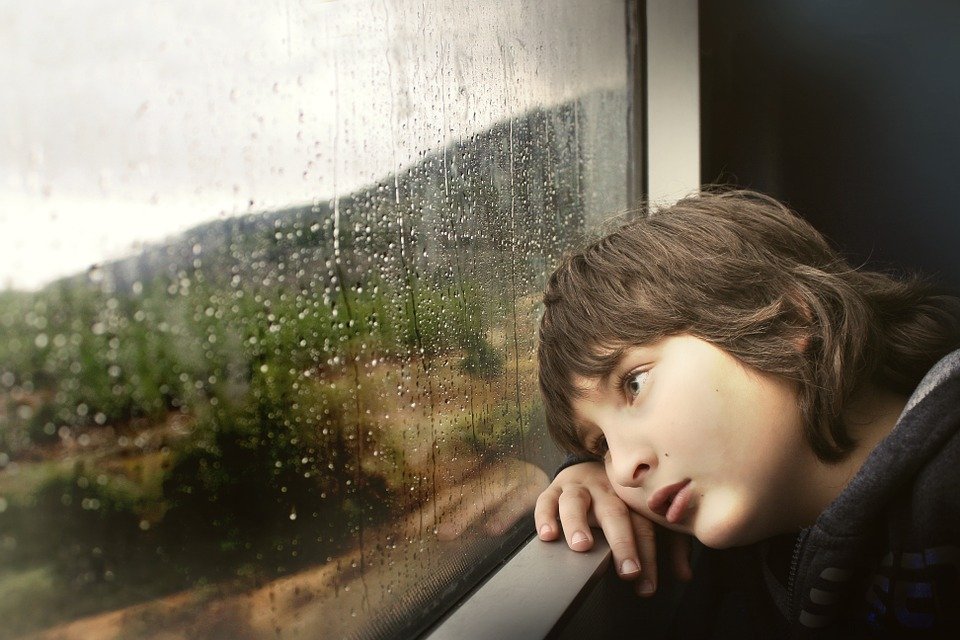 Niño triste frente a la ventana| Foto: Pixabay