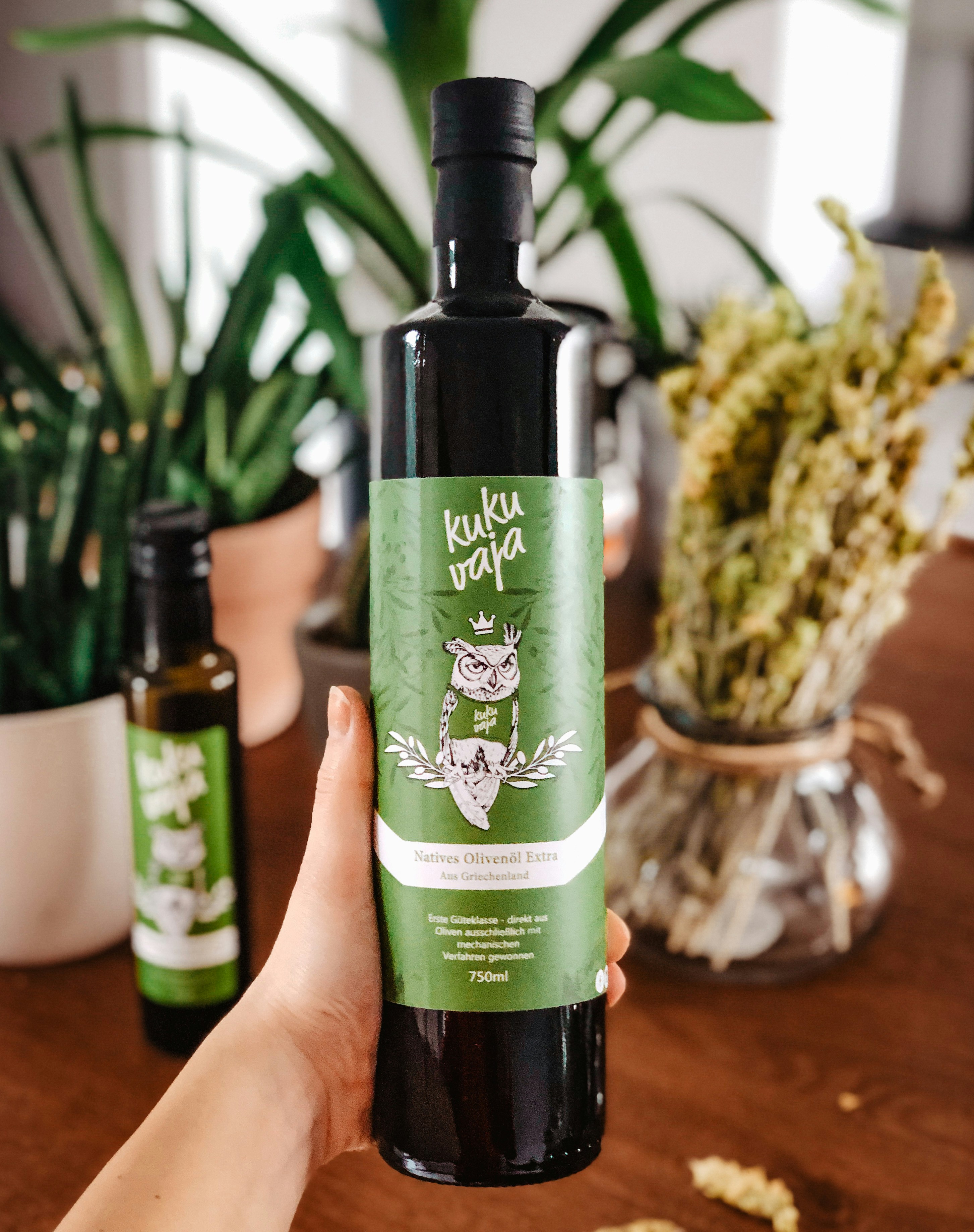 Una persona sosteniendo una botella de aceite de oliva | Fuente: Unsplash