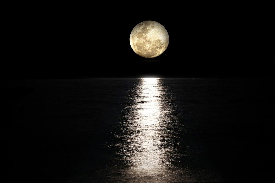 Luna llena sobre el mar. | Foto: Max Pixel
